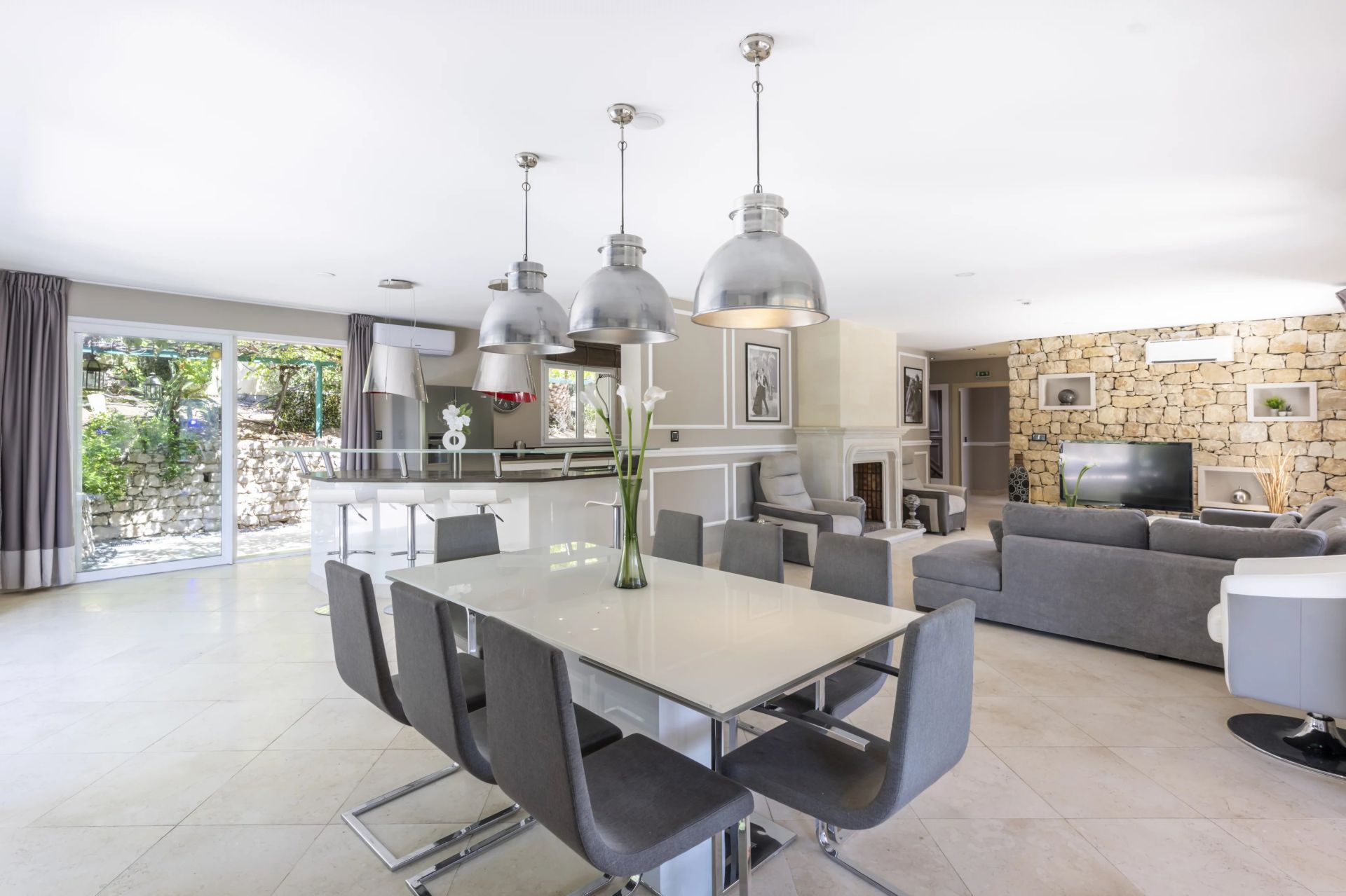 villa 10 Rooms for sale on Grasse (06130)