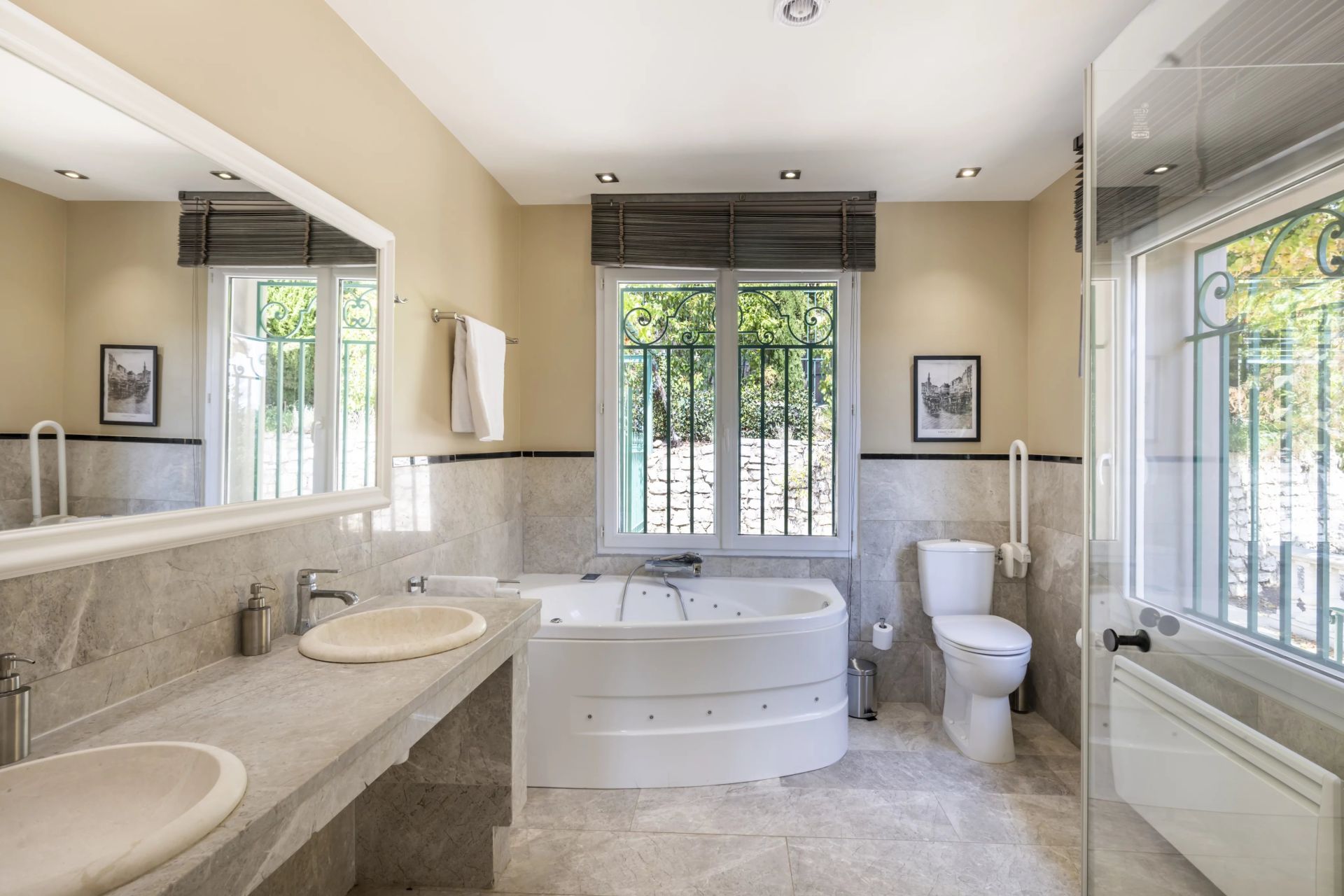 villa 10 Rooms for sale on Grasse (06130)