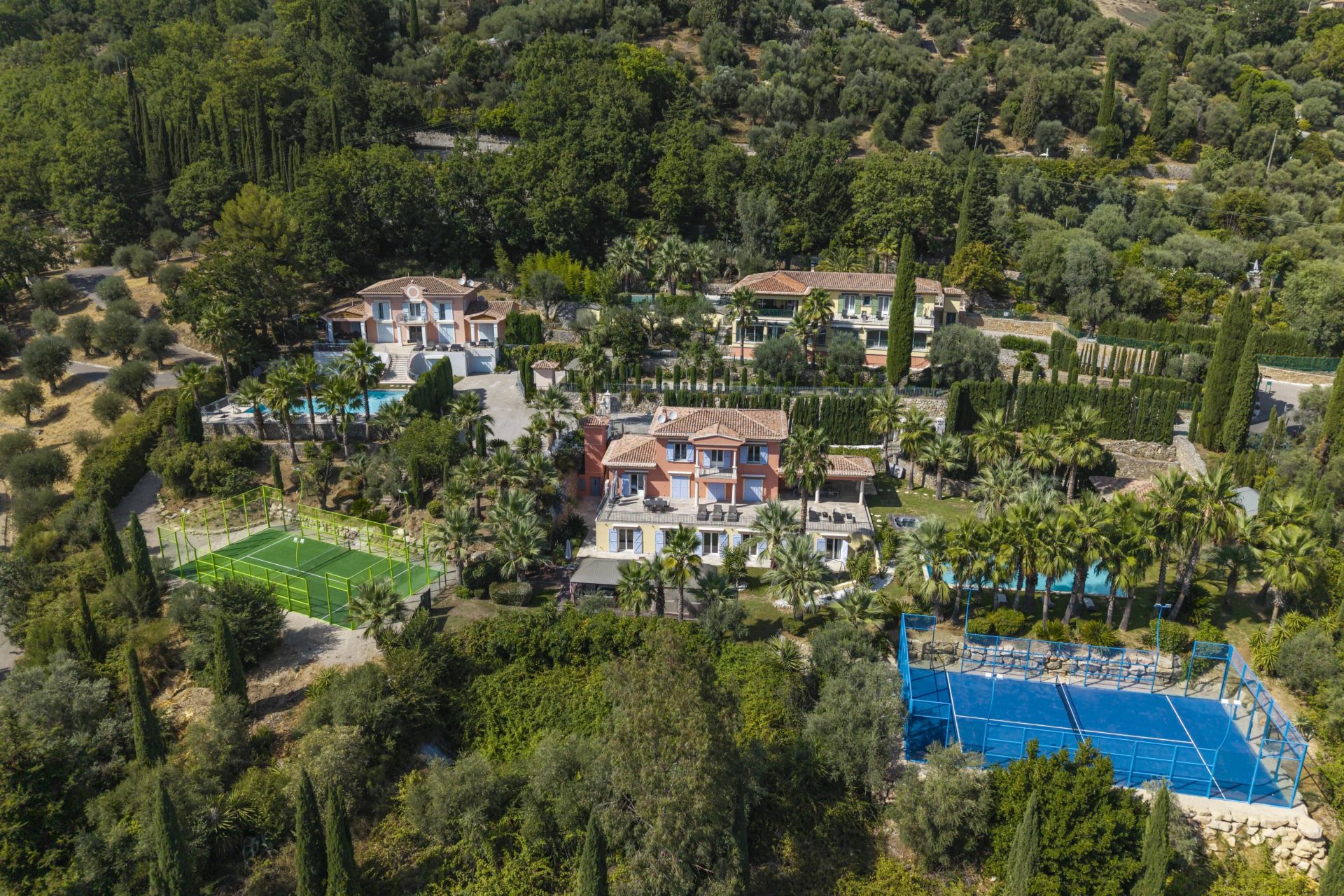villa 10 Rooms for sale on Grasse (06130)