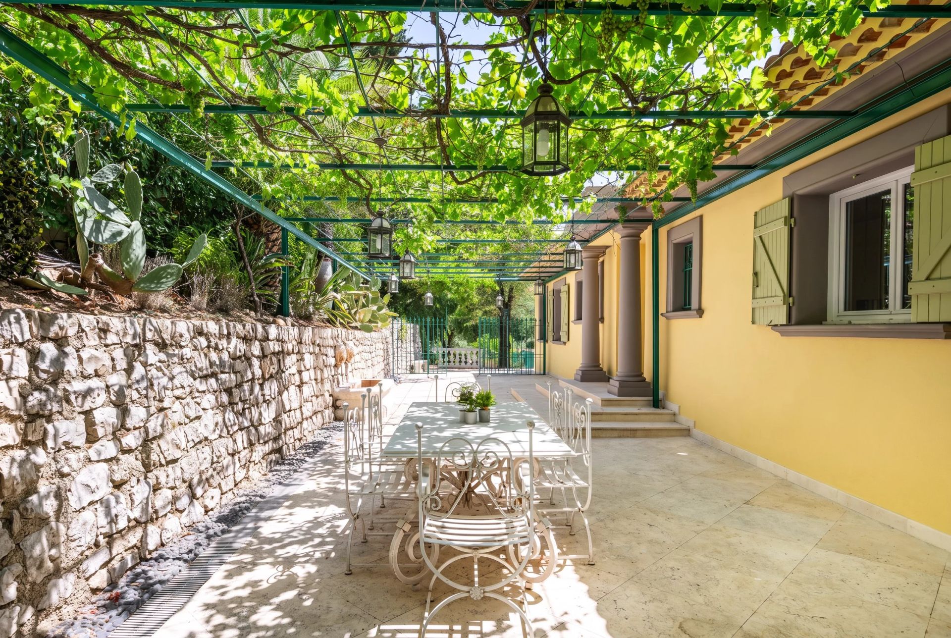 villa 10 Rooms for sale on Grasse (06130)