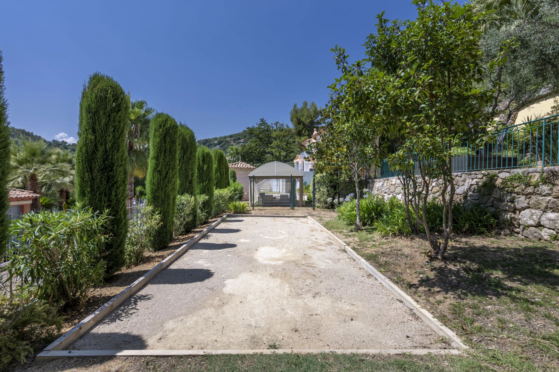 villa 10 Rooms for sale on Grasse (06130)