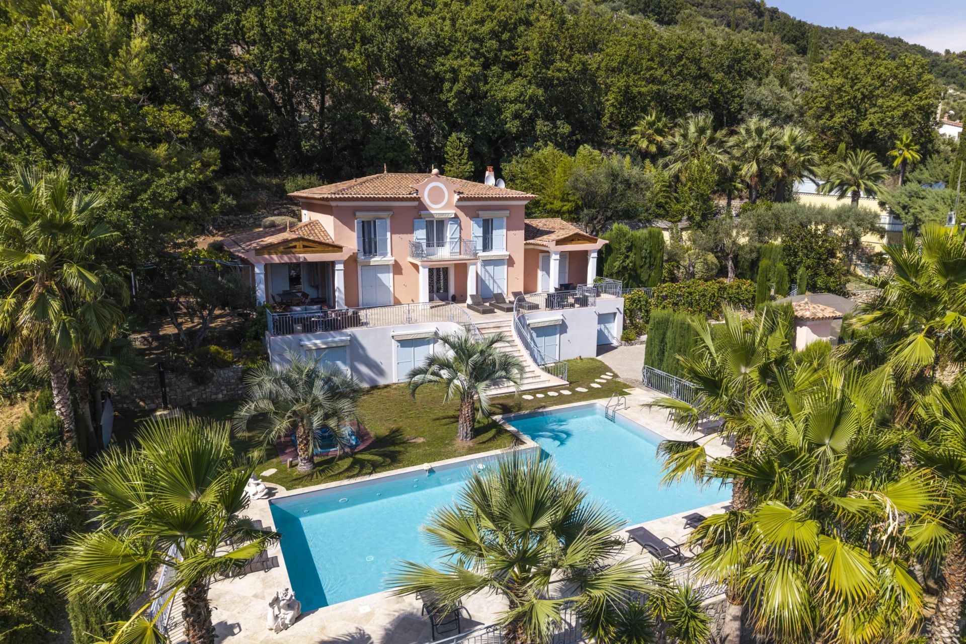 villa 8 Rooms for sale on Grasse (06130)