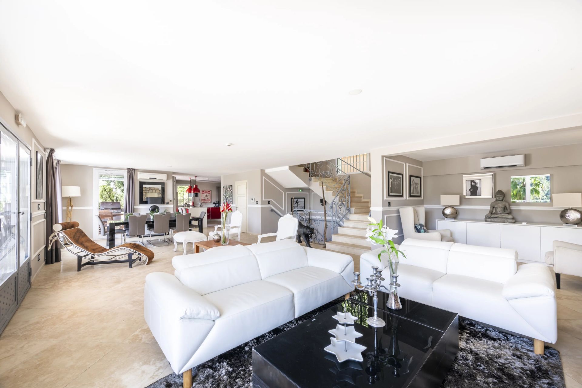 villa 8 Rooms for sale on Grasse (06130)