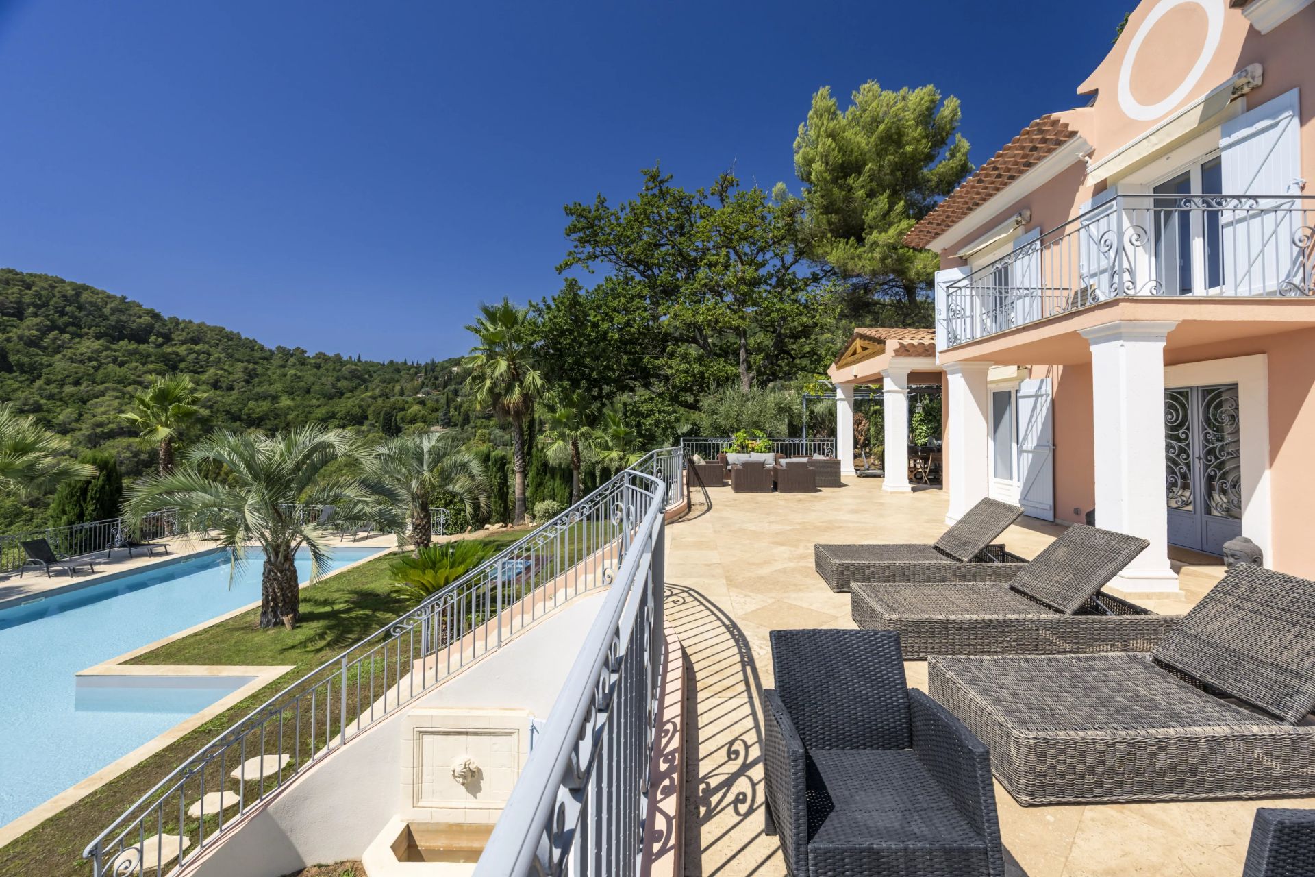 villa 8 Rooms for sale on Grasse (06130)