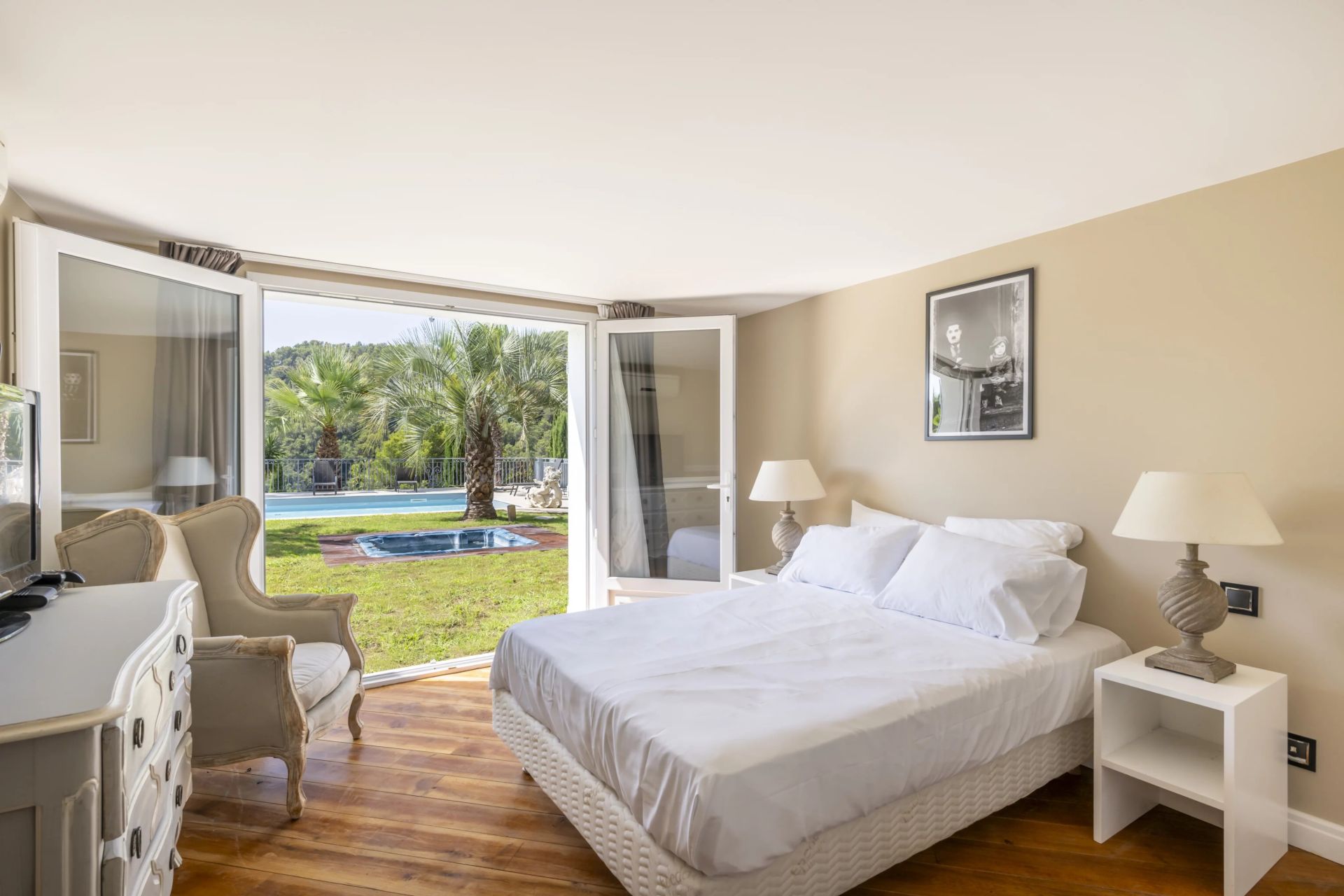 villa 8 Rooms for sale on Grasse (06130)