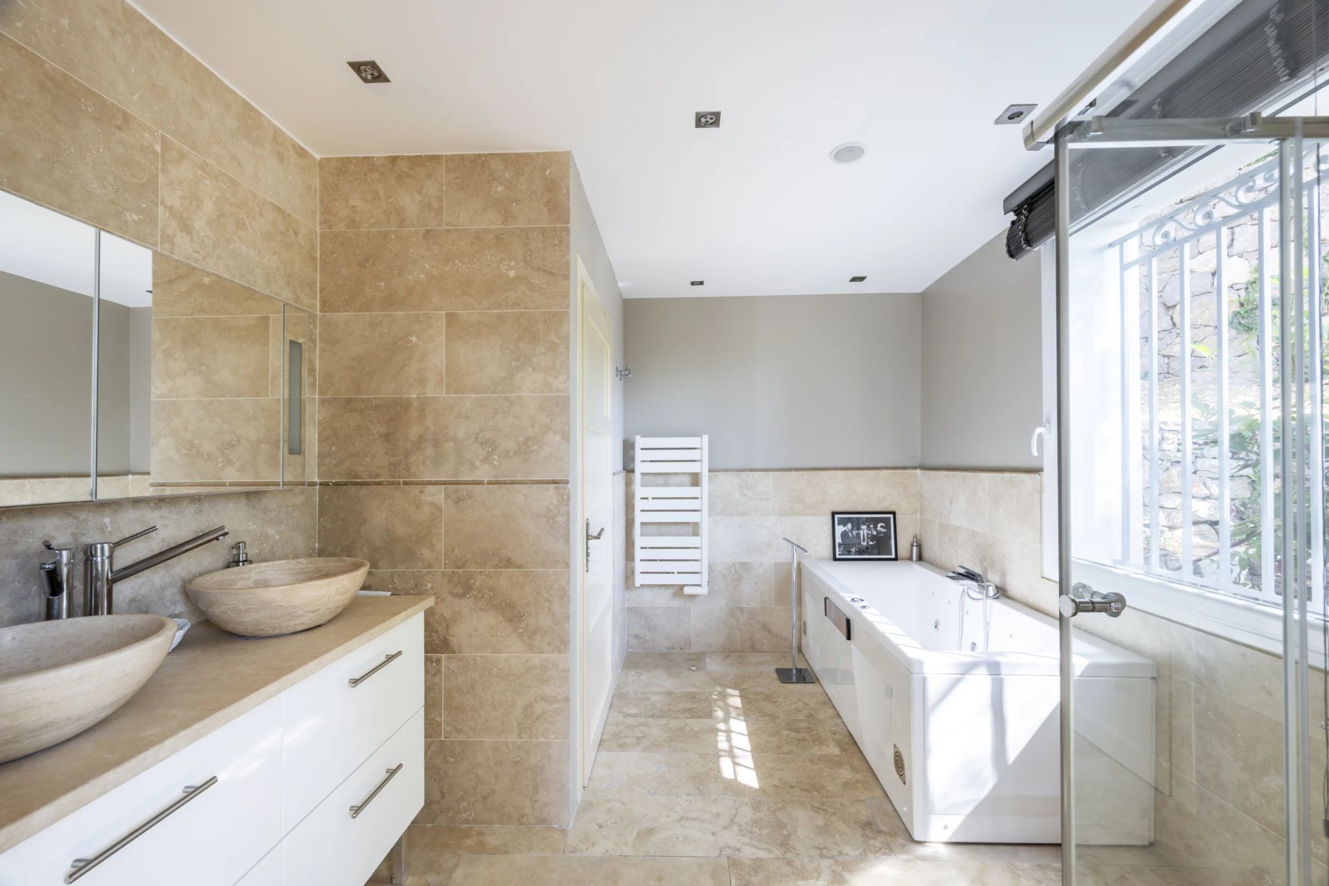 villa 8 Rooms for sale on Grasse (06130)