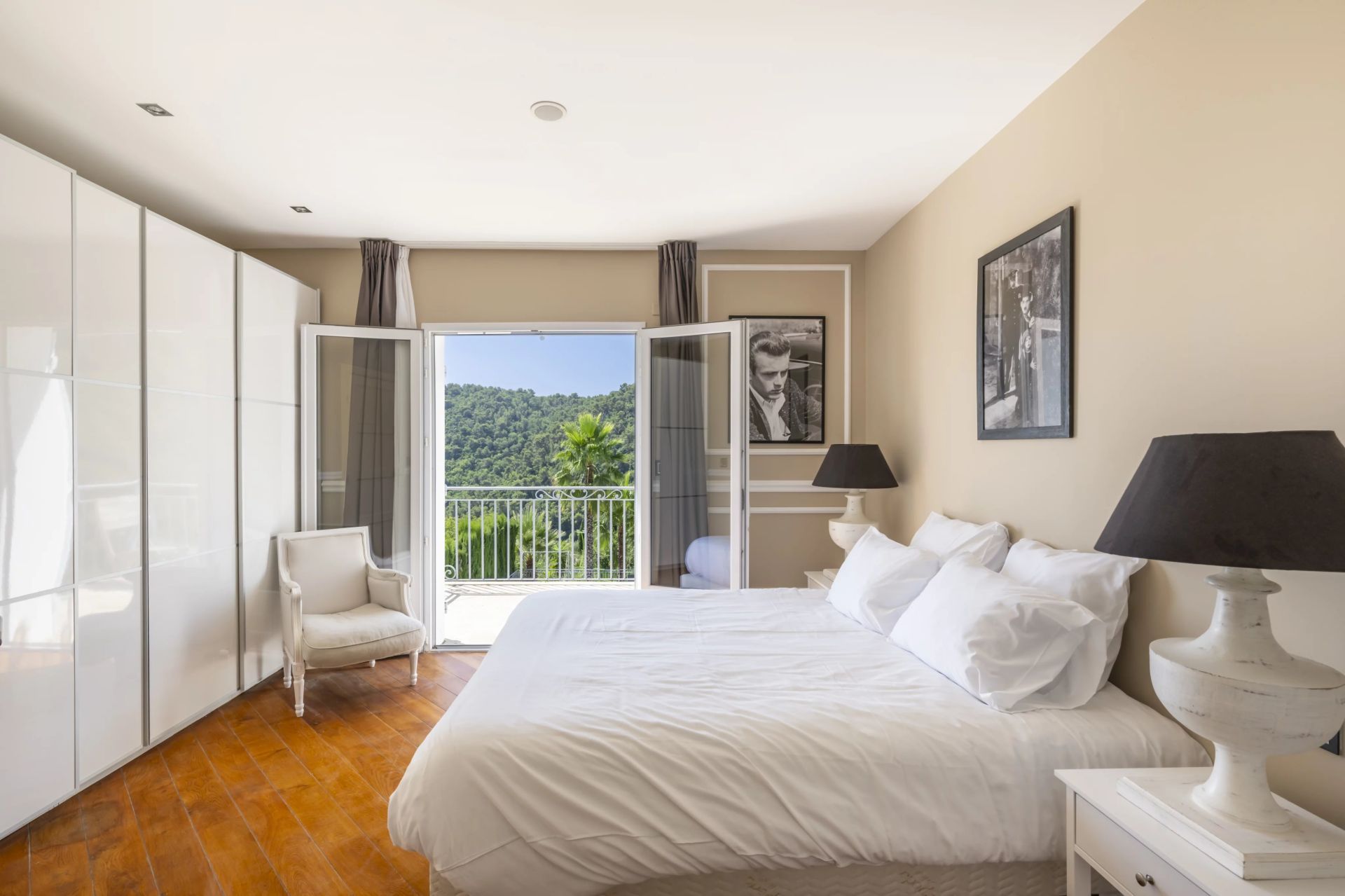 villa 8 Rooms for sale on Grasse (06130)