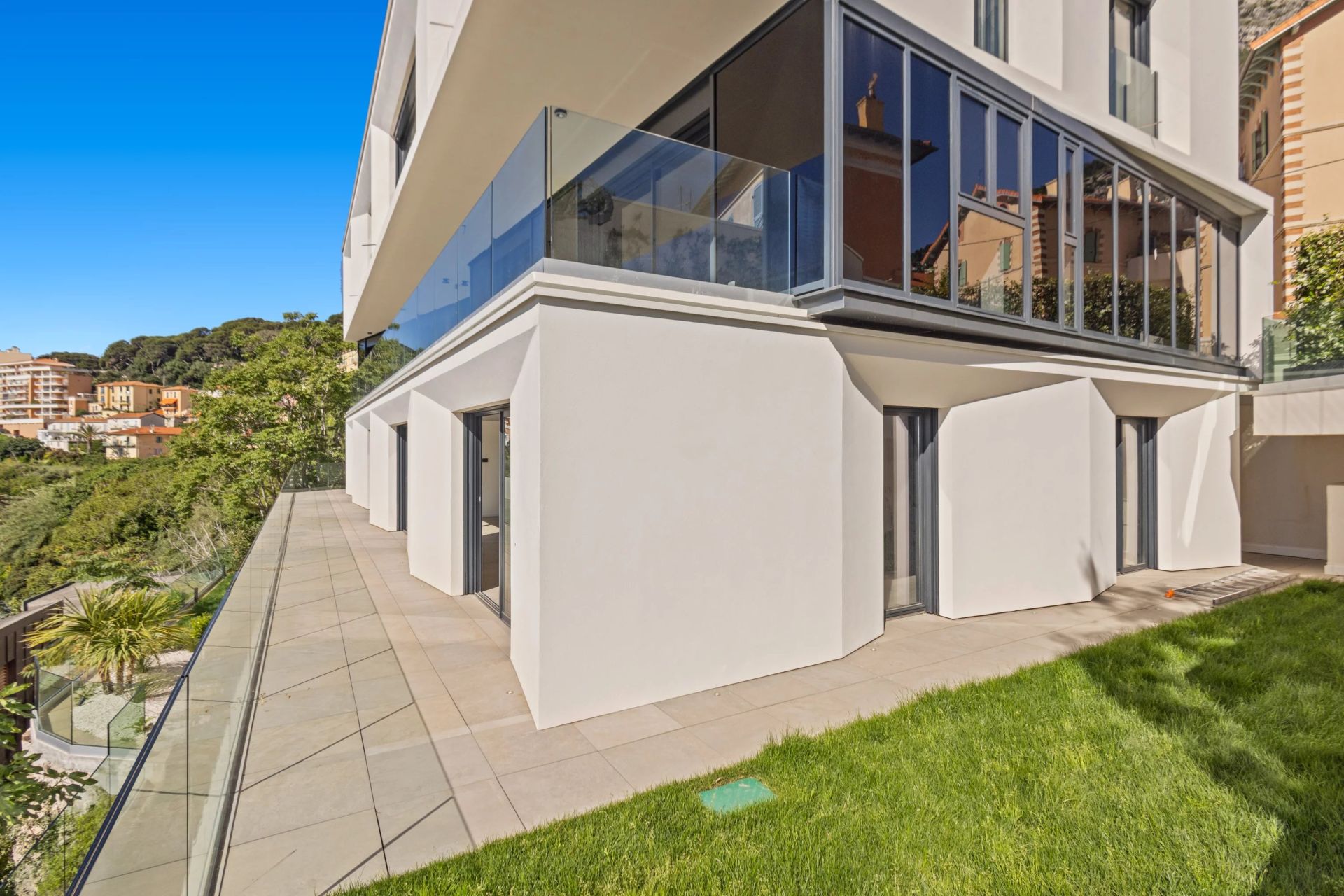 apartment 4 Rooms for sale on Cap-d'Ail (06320)