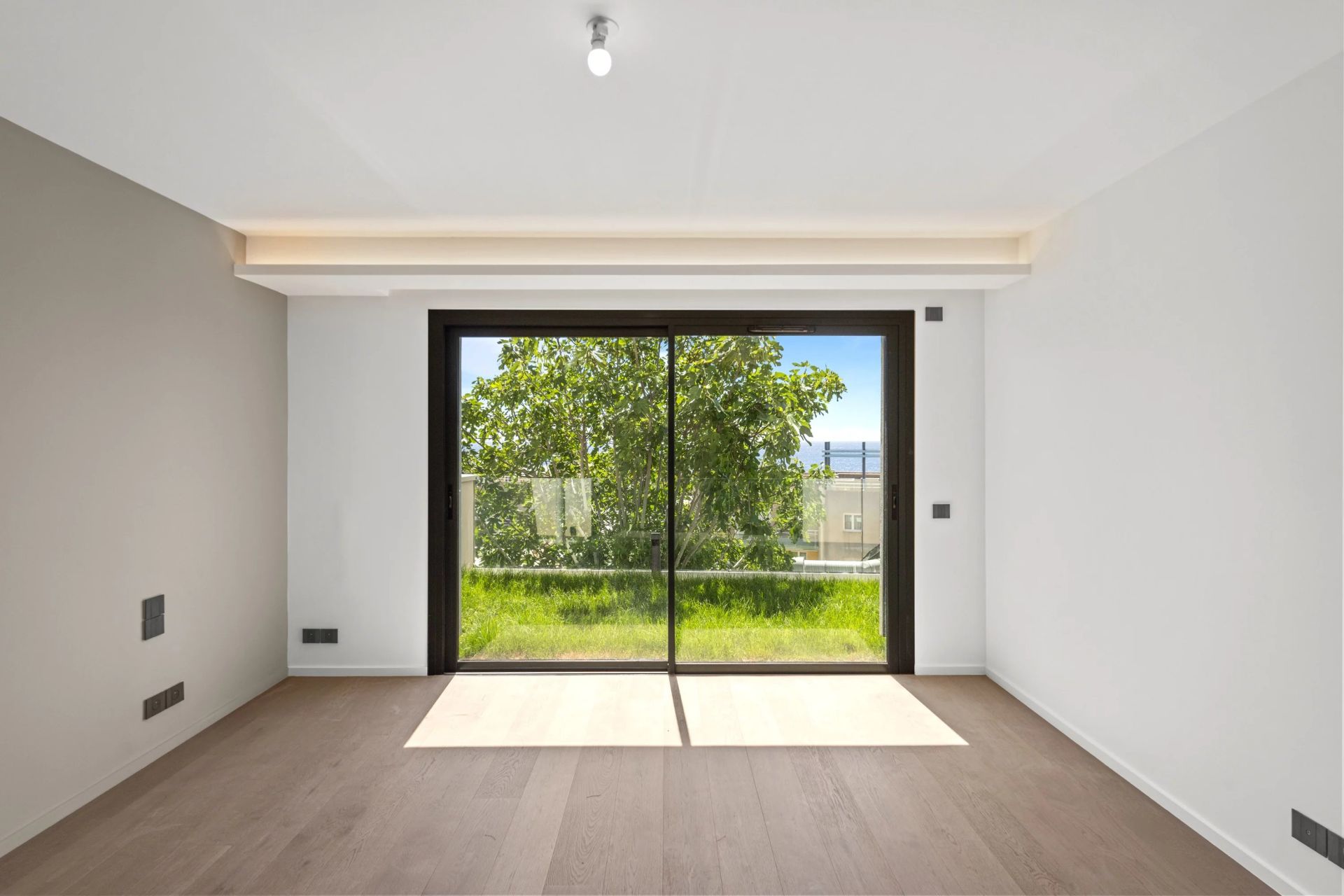 apartment 5 Rooms for sale on Cap-d'Ail (06320)