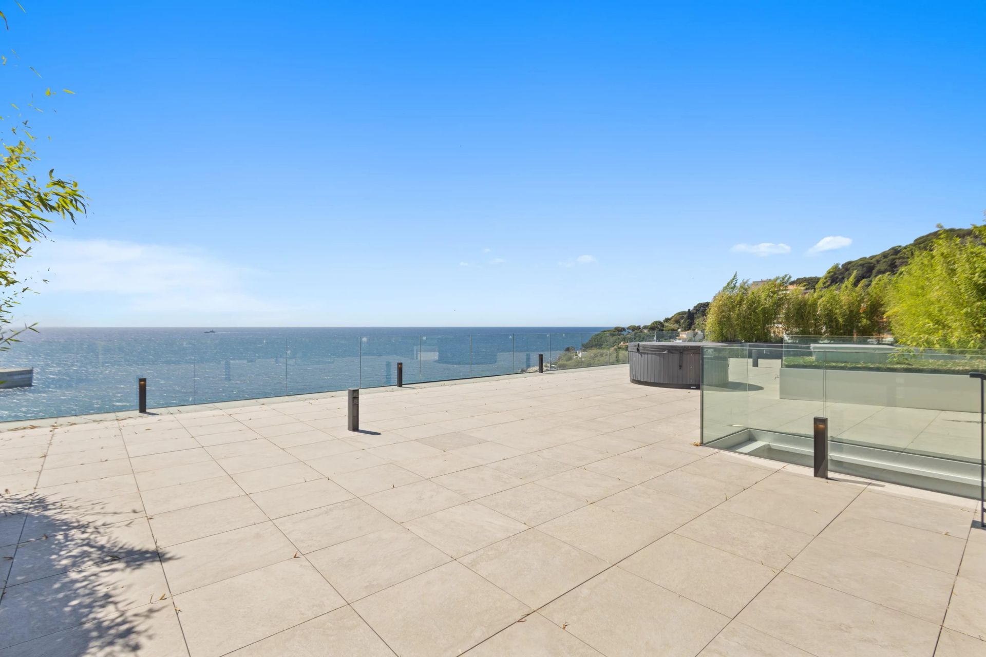 apartment 4 Rooms for sale on Cap-d'Ail (06320)