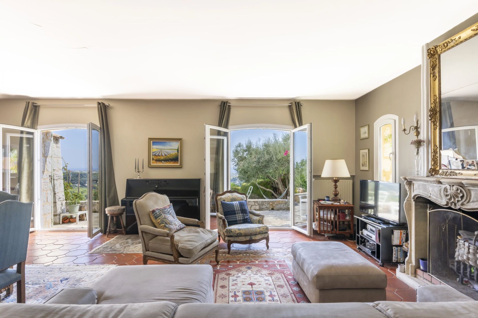 villa 6 Rooms for sale on Vence (06140)