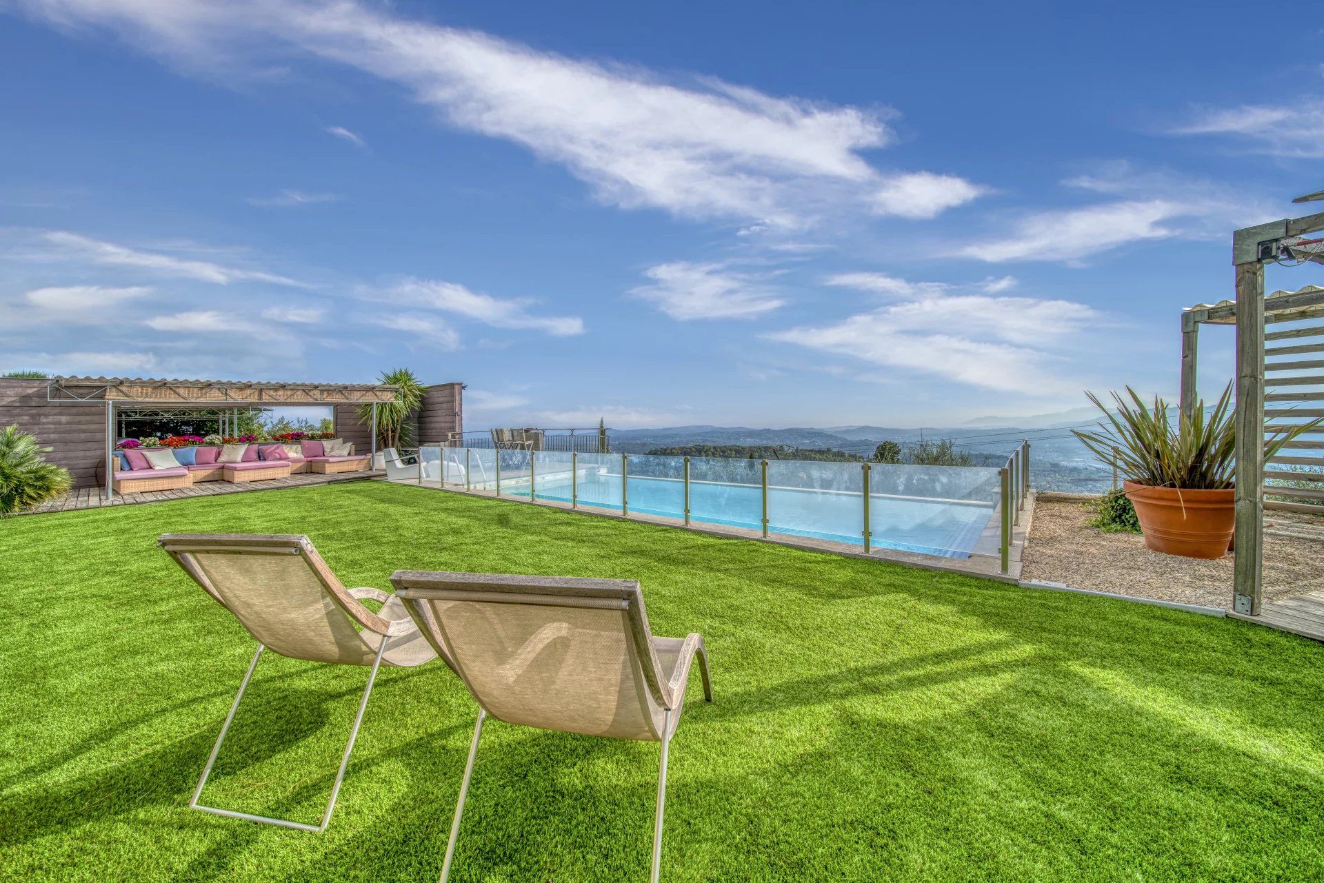 villa 7 Rooms for sale on Châteauneuf-Grasse (06740)