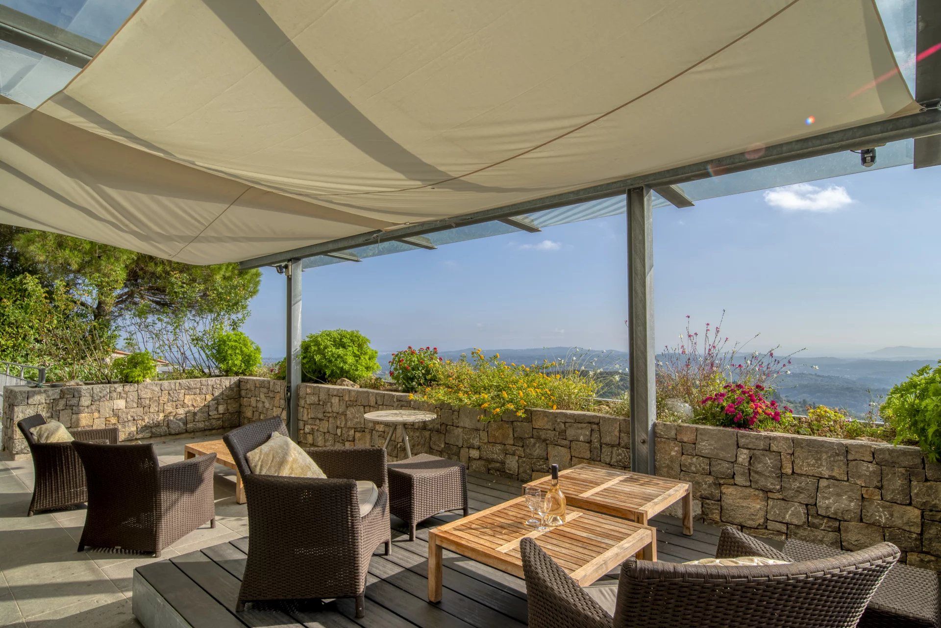 villa 7 Rooms for sale on Châteauneuf-Grasse (06740)