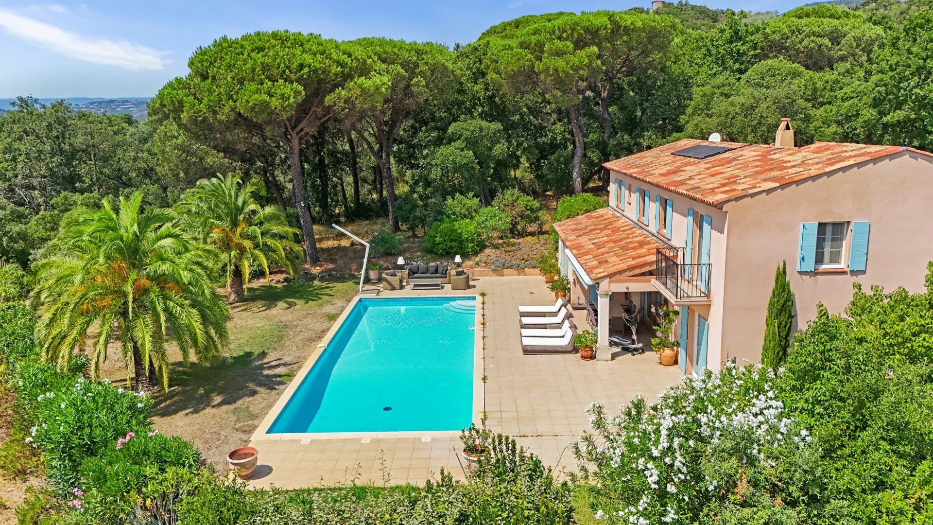 villa 5 Rooms for sale on Grimaud (83310)