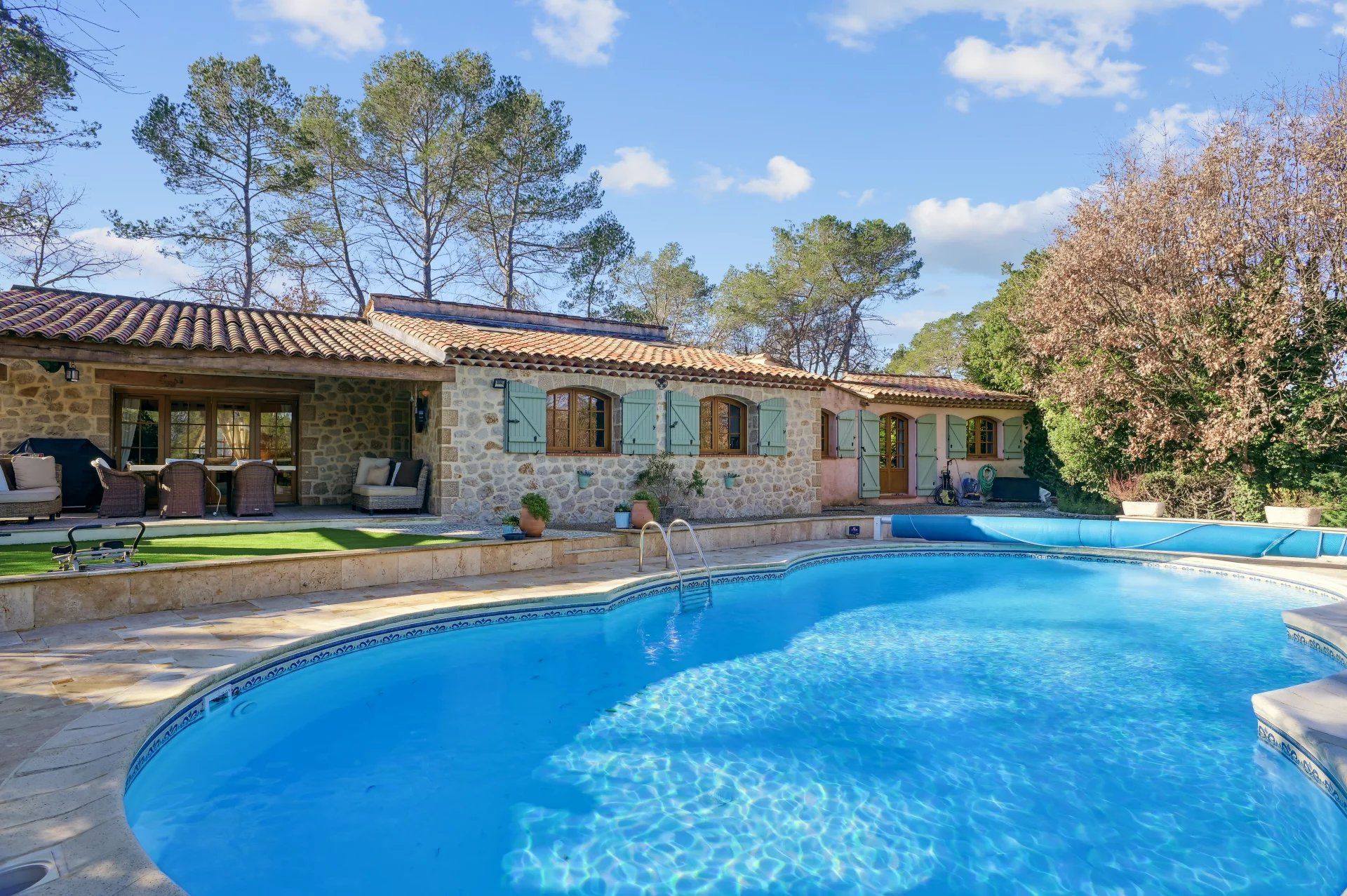 villa 4 Rooms for sale on Fayence (83440)