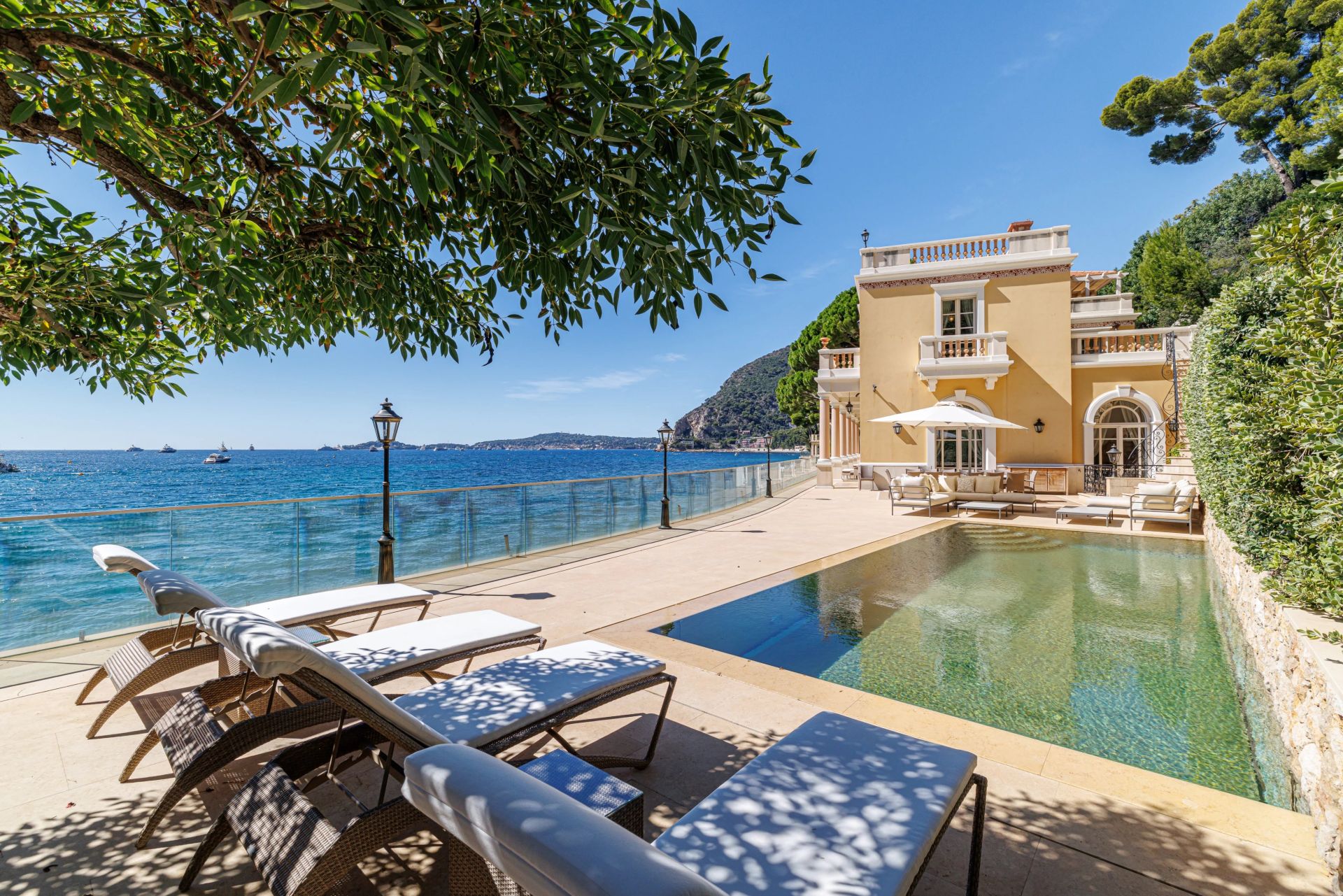 villa 9 Rooms for sale on Èze (06360)