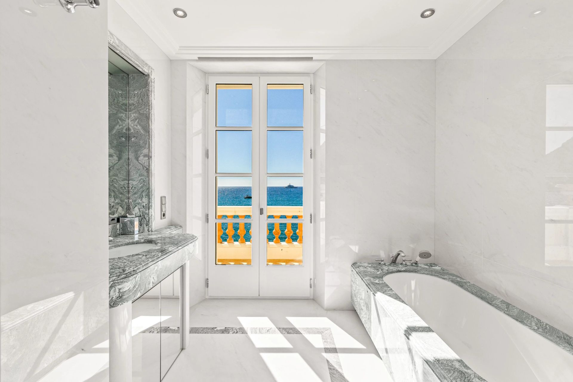 villa 9 Rooms for sale on Èze (06360)