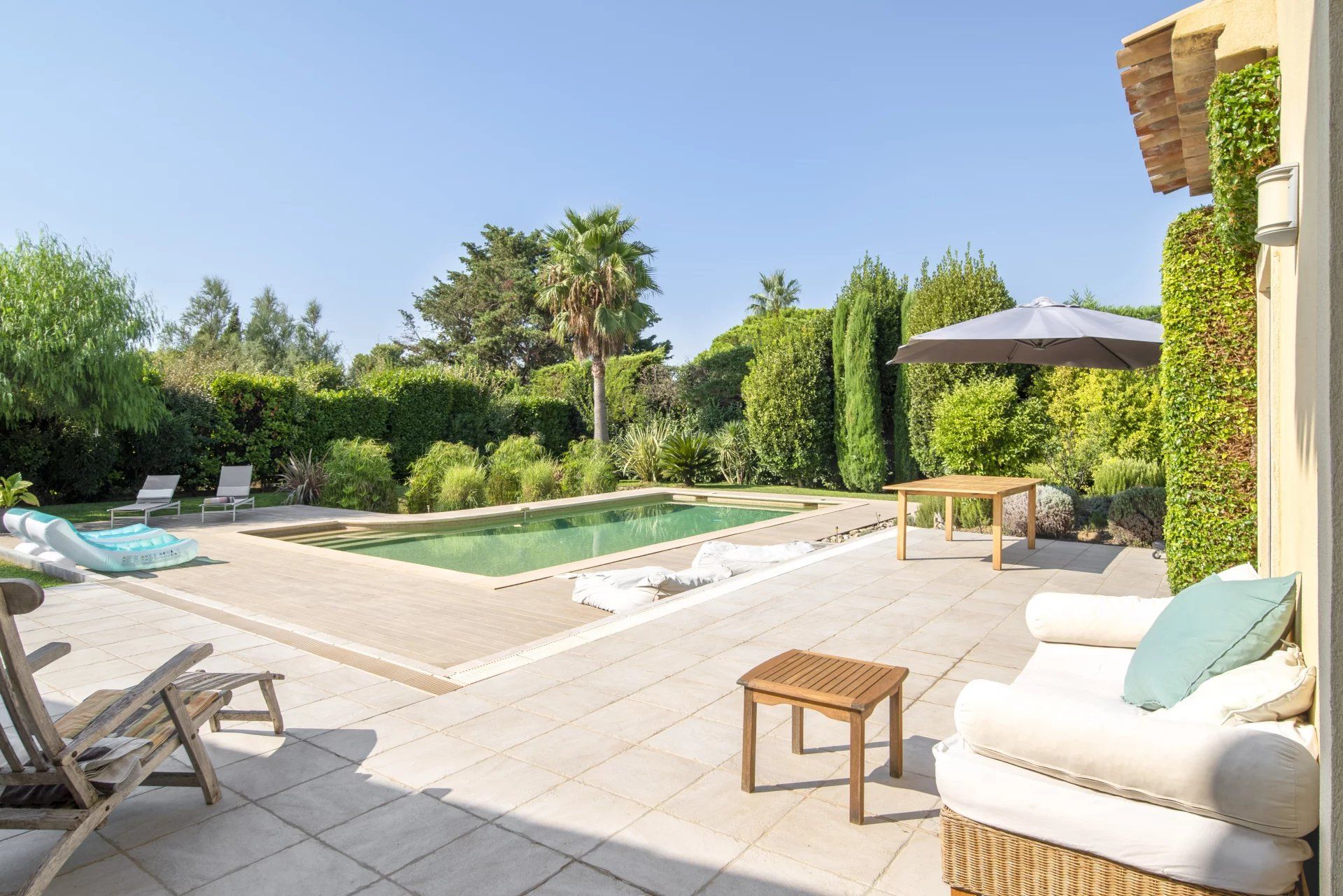 villa 6 Rooms for sale on Antibes (06600)