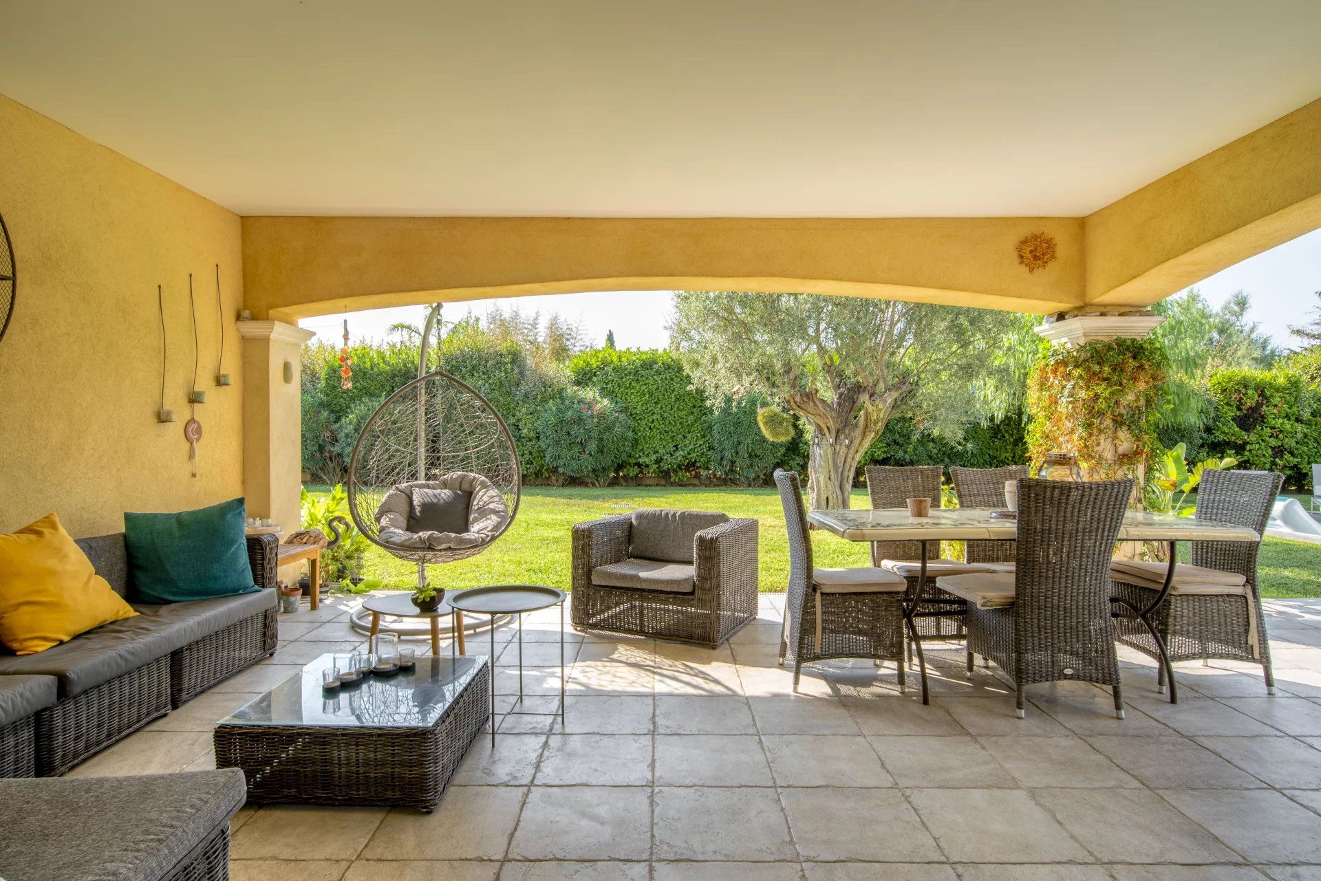 villa 6 Rooms for sale on Antibes (06600)