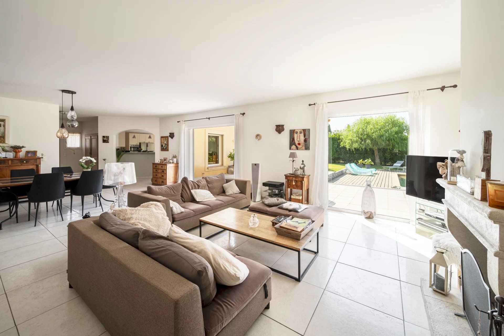 villa 6 Rooms for sale on Antibes (06600)