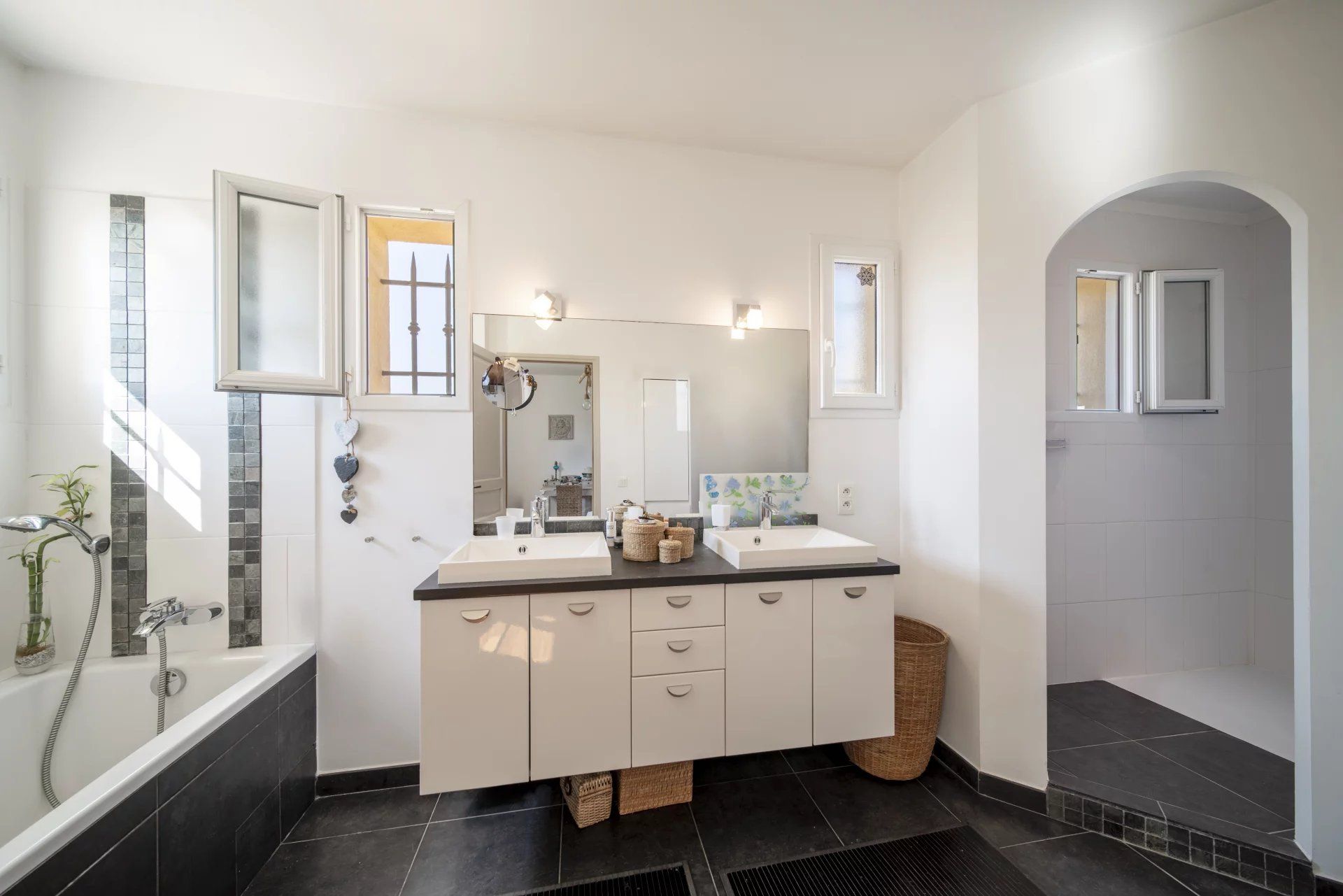 villa 6 Rooms for sale on Antibes (06600)
