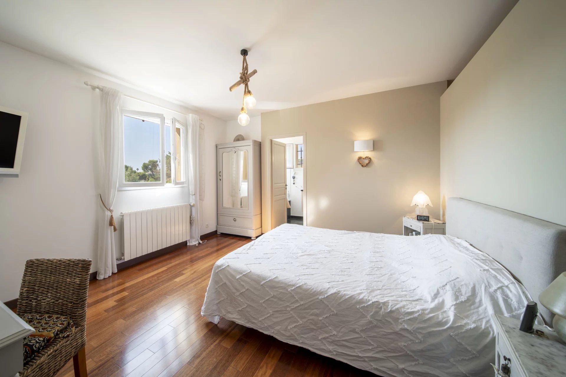 villa 6 Rooms for sale on Antibes (06600)