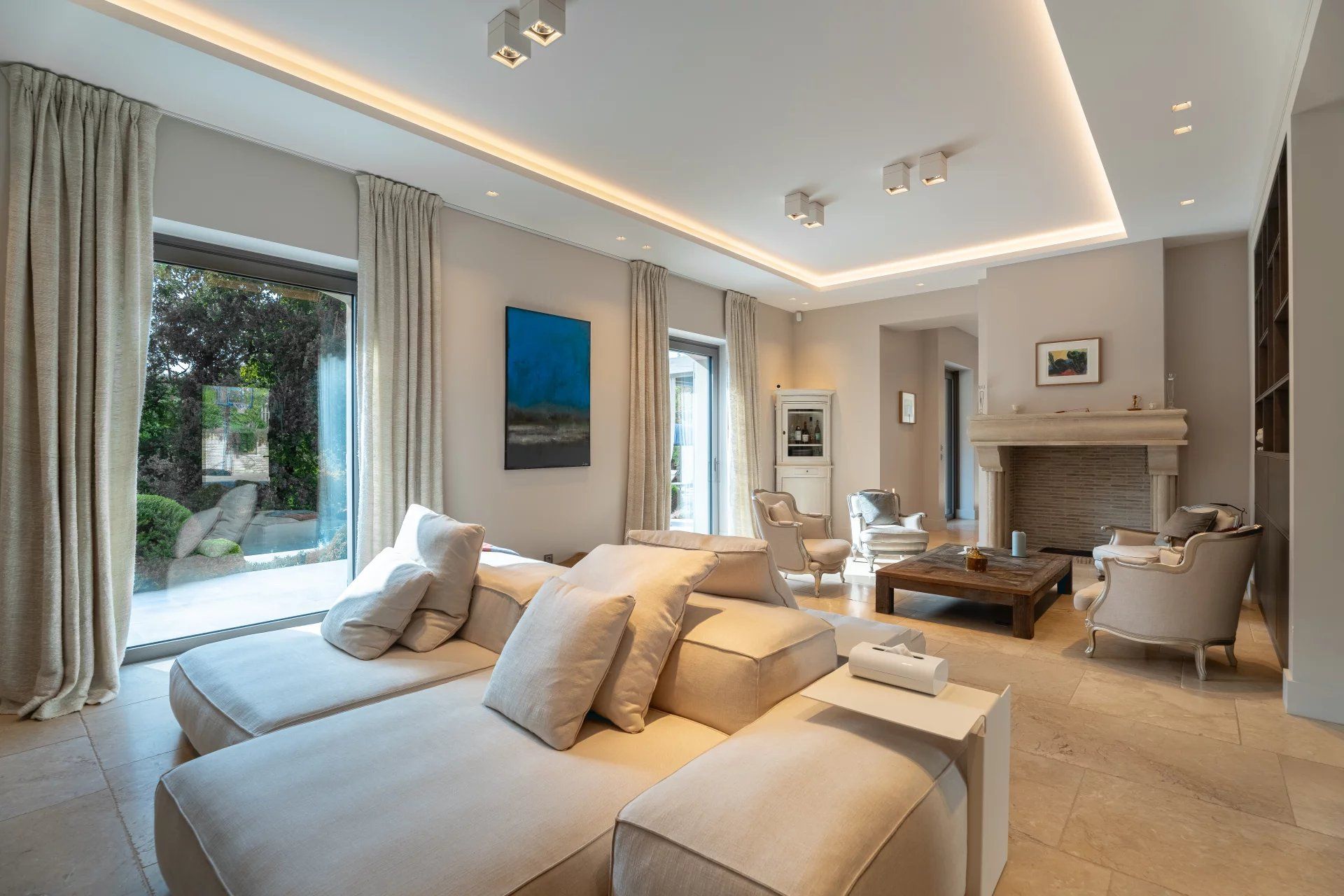 villa 8 Rooms for sale on Tourrettes (83440)