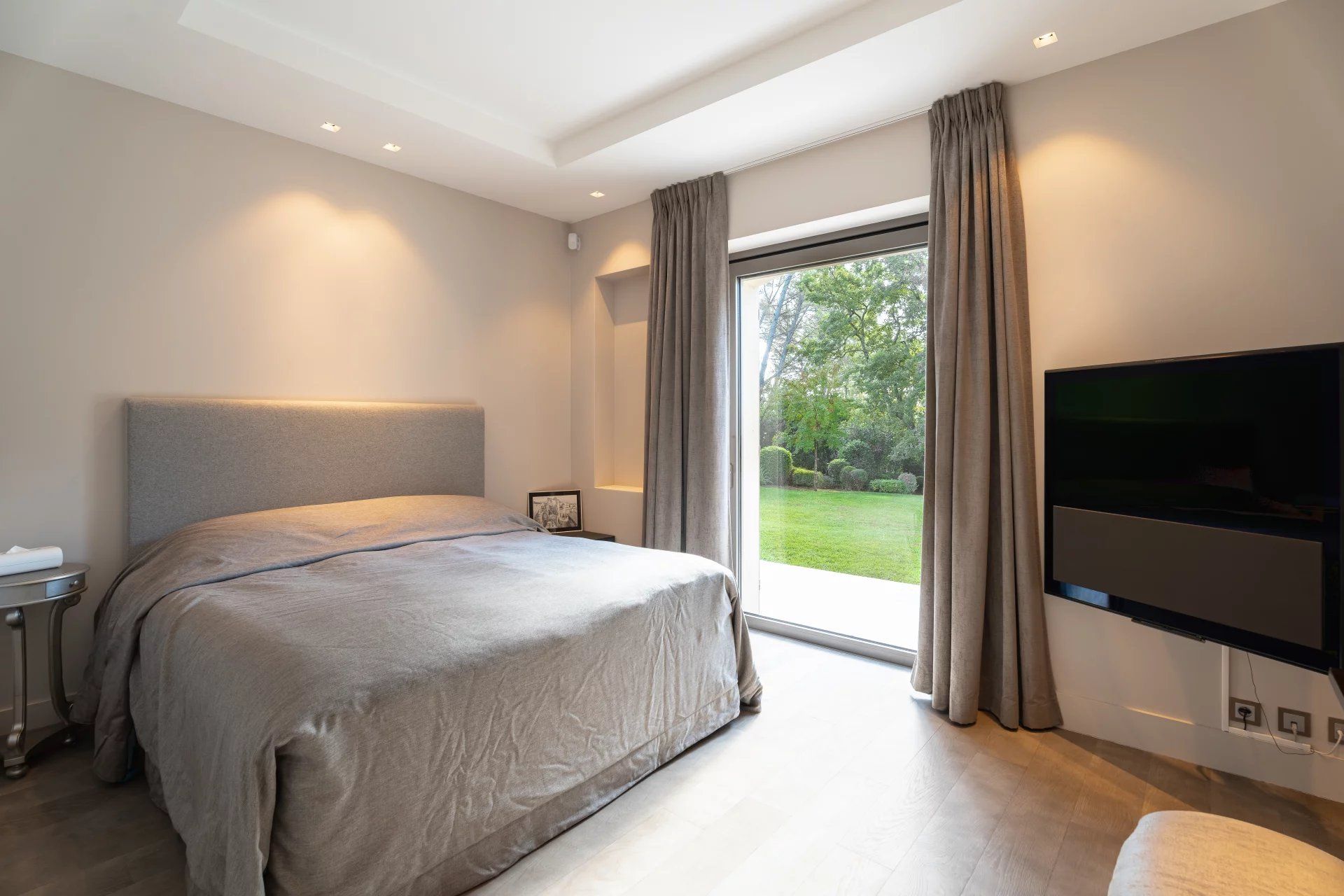villa 8 Rooms for sale on Tourrettes (83440)