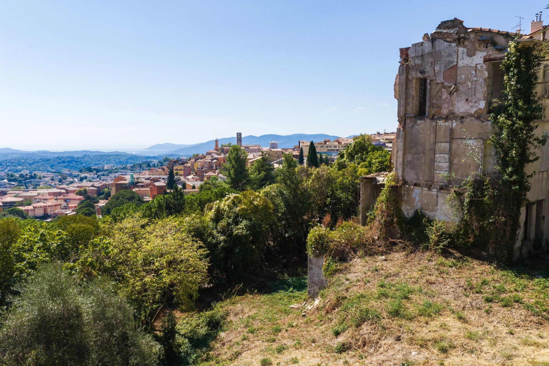 buildable land for sale on Grasse (06130)