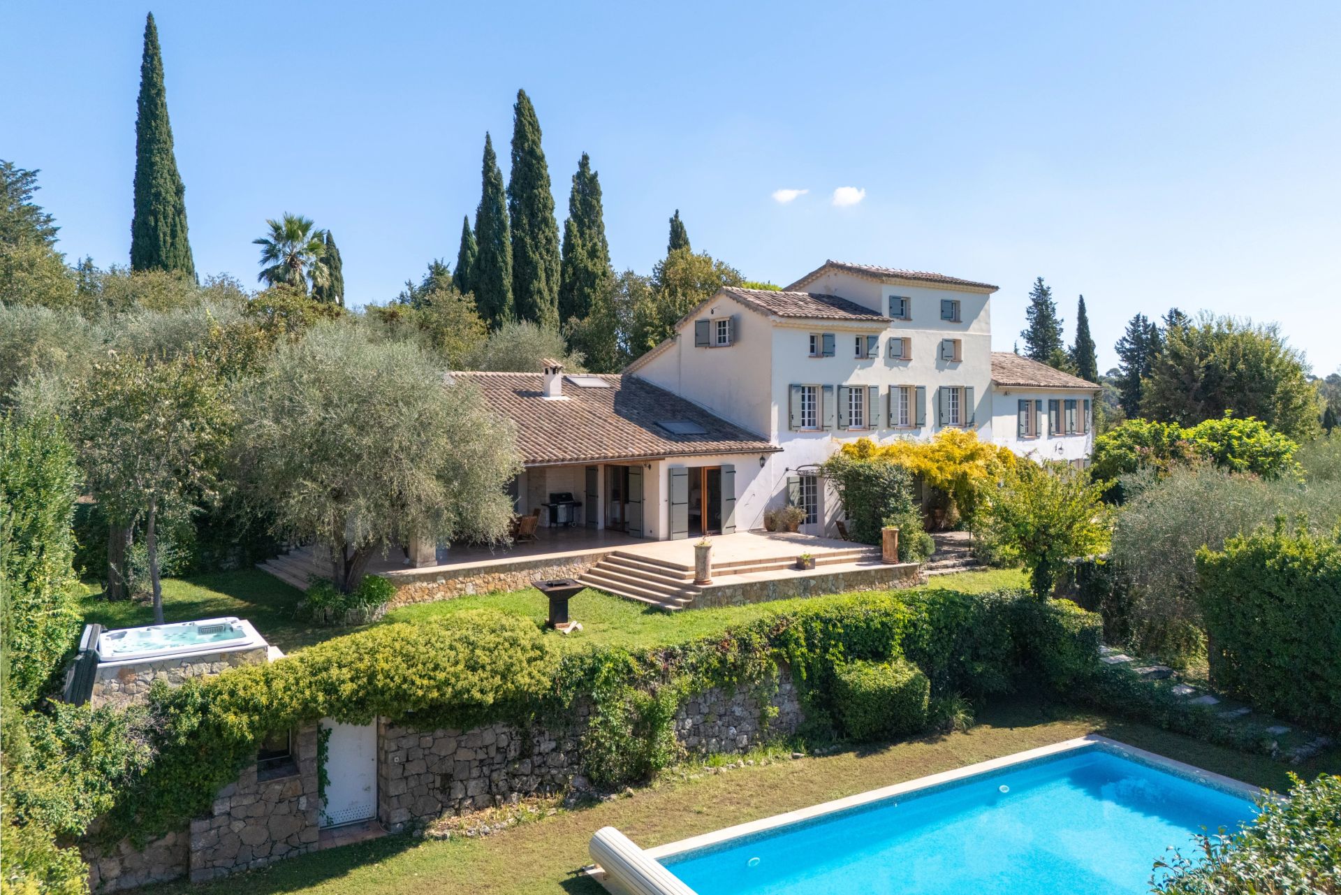 villa 7 Rooms for sale on Grasse (06130)