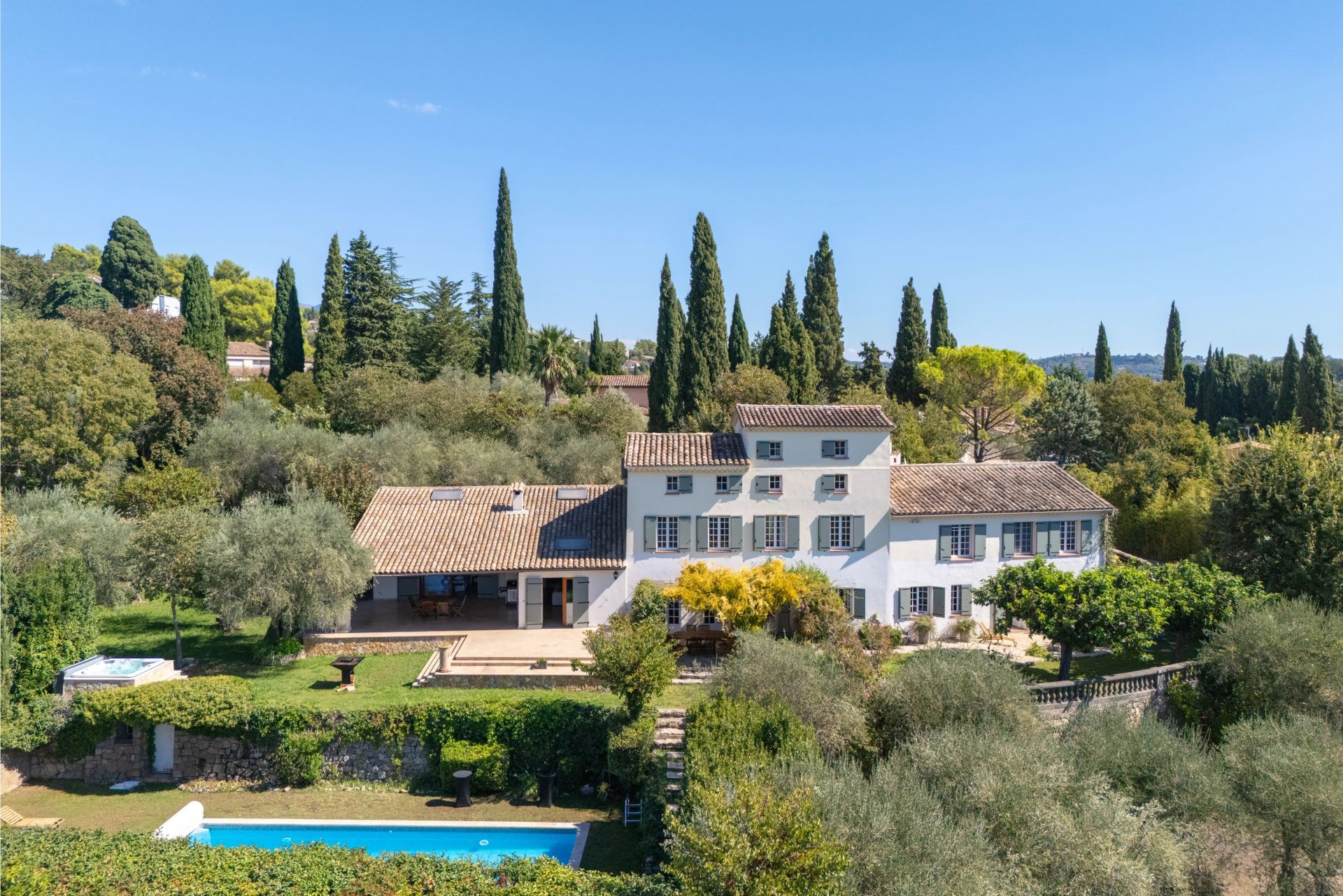 villa 7 Rooms for sale on Grasse (06130)