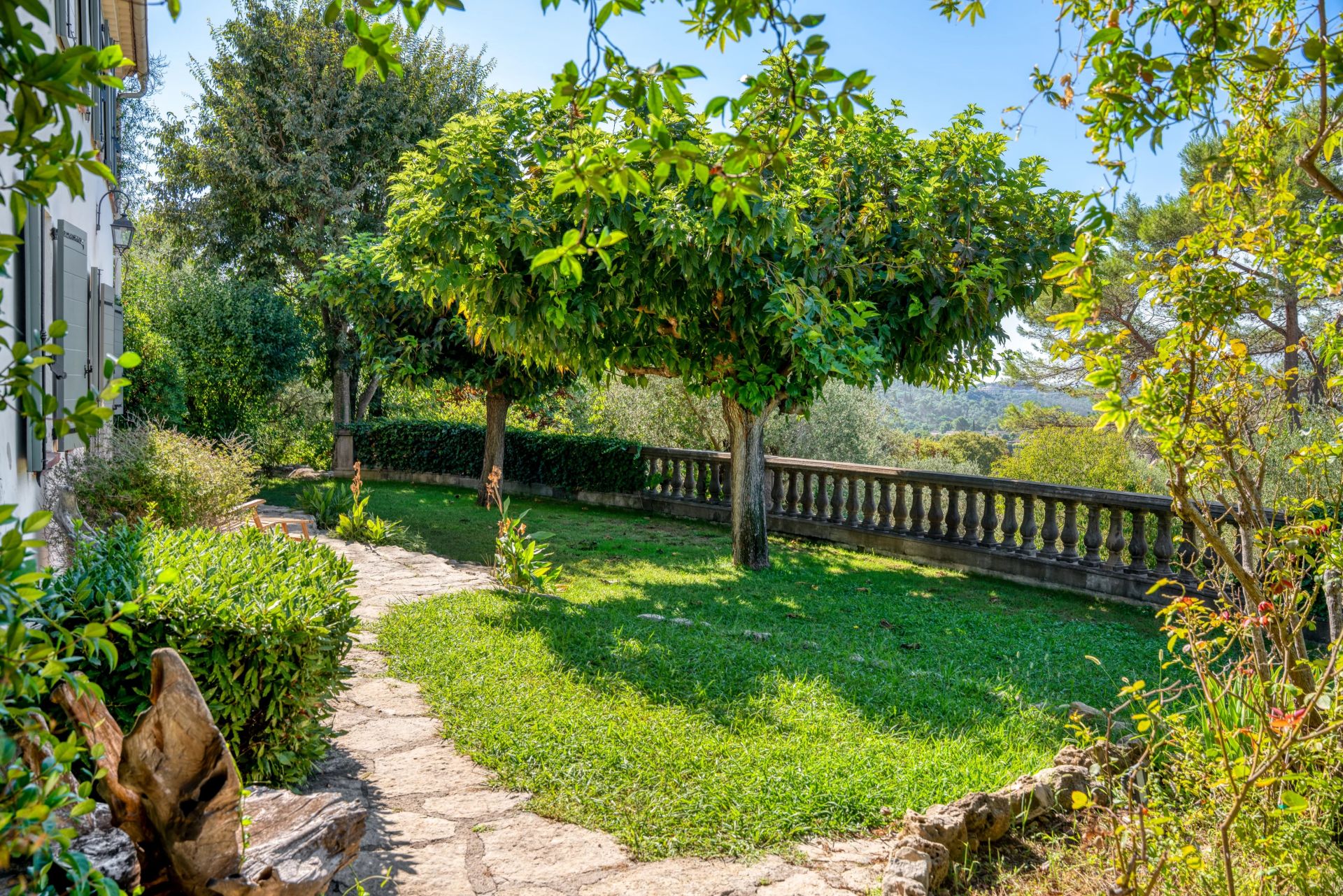 villa 7 Rooms for sale on Grasse (06130)