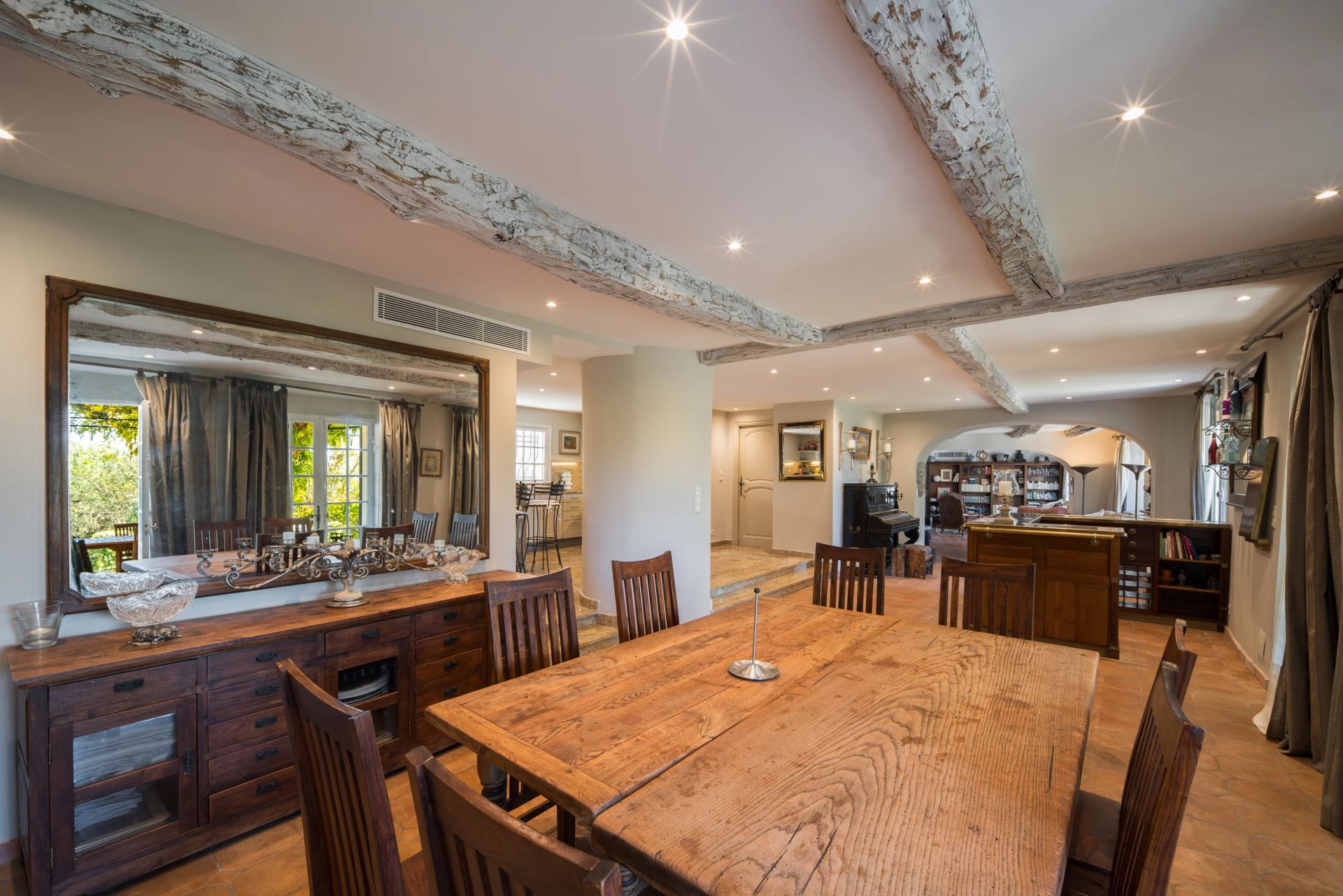 villa 7 Rooms for sale on Grasse (06130)
