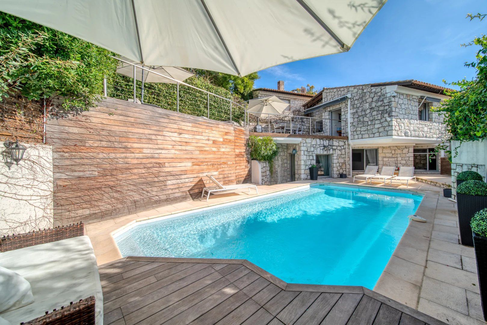 villa 4 Rooms for seasonal rent on Cannes (06400)