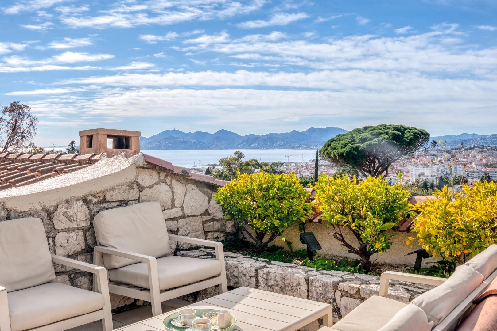 villa 4 Rooms for seasonal rent on Cannes (06400)