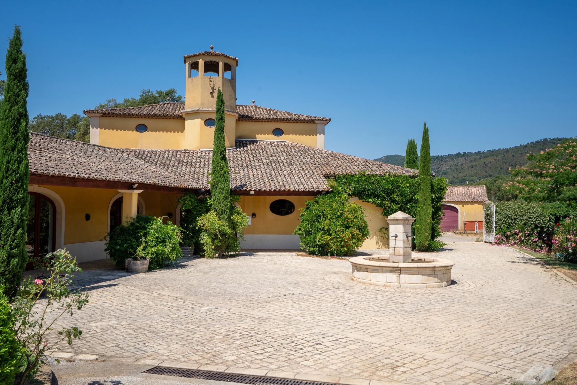 villa 8 Rooms for sale on Cogolin (83310)