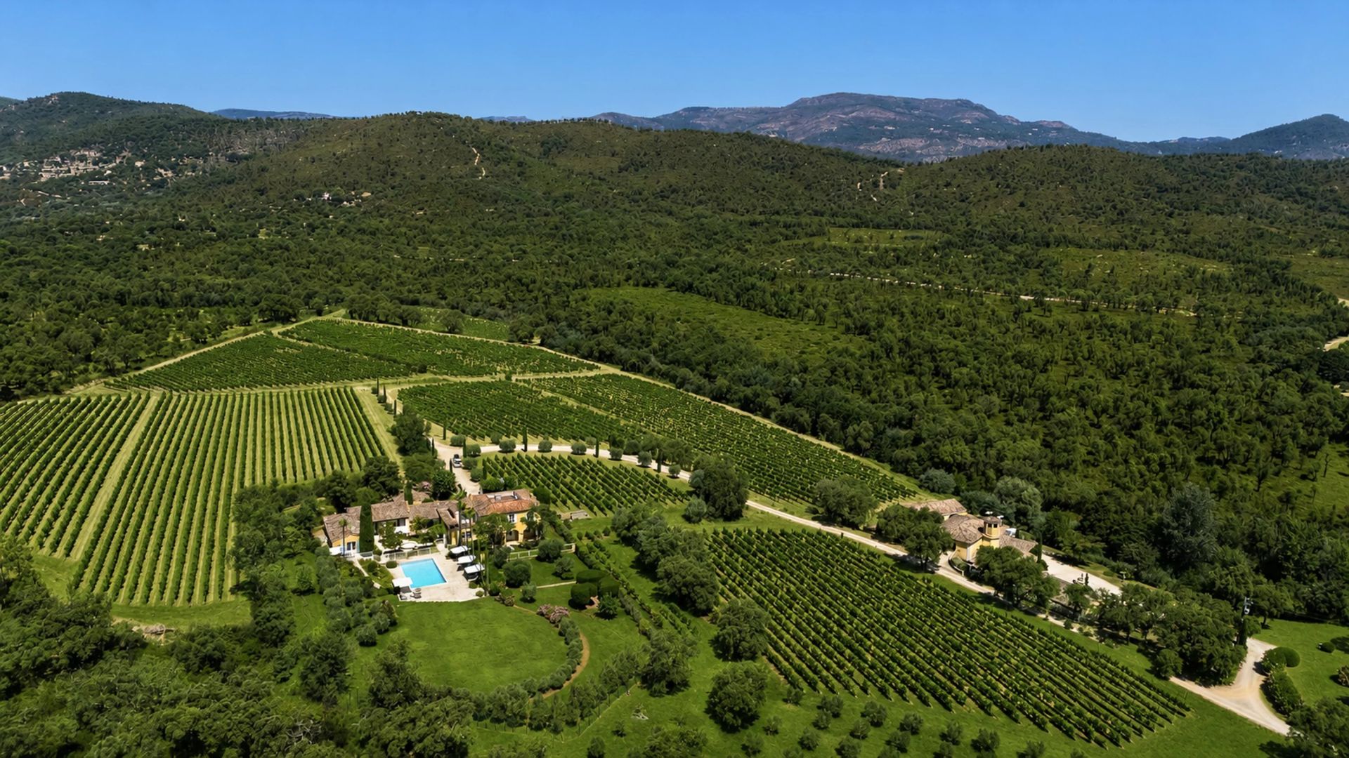 villa 8 Rooms for sale on Cogolin (83310)
