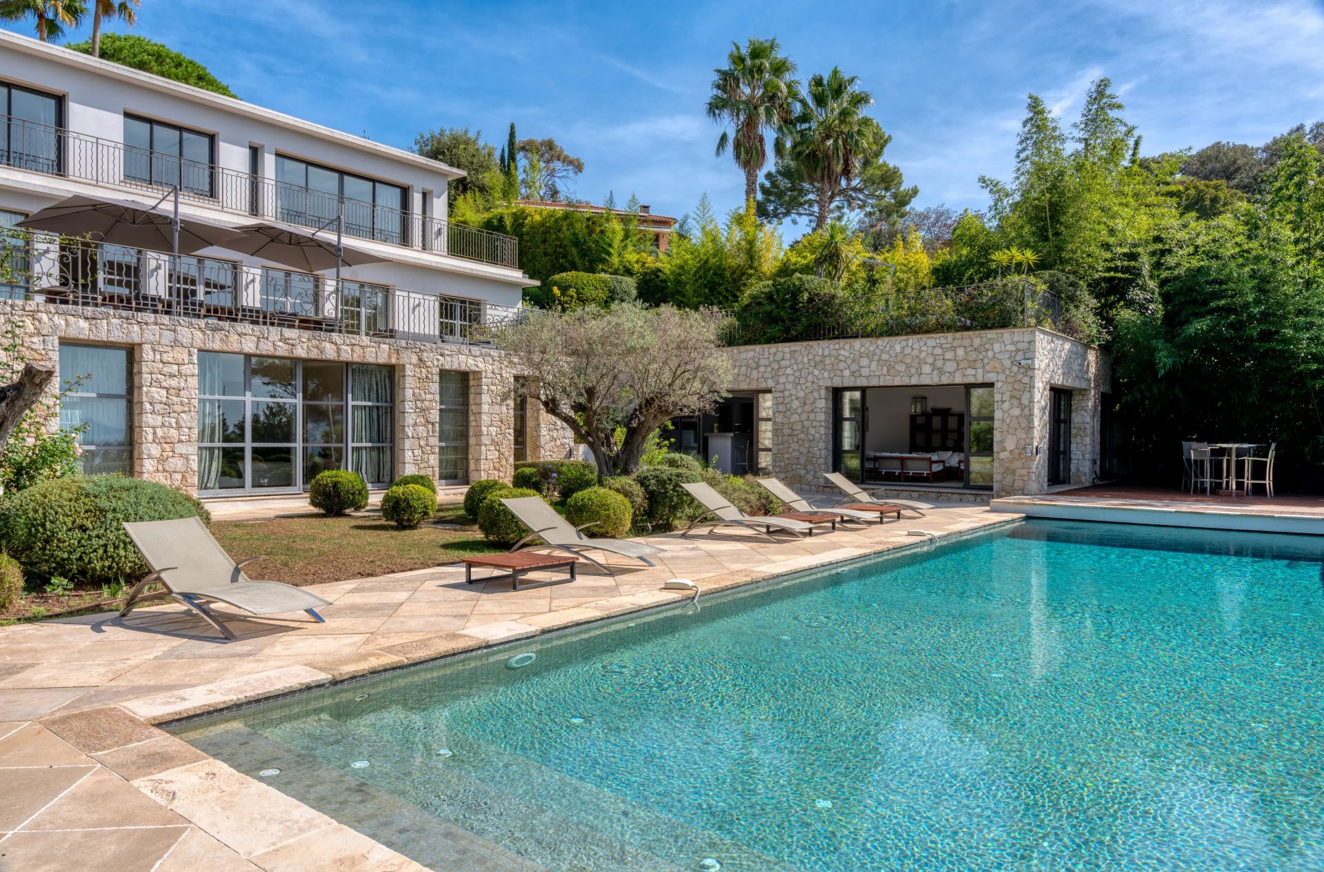 villa 13 Rooms for sale on Cannes (06400)