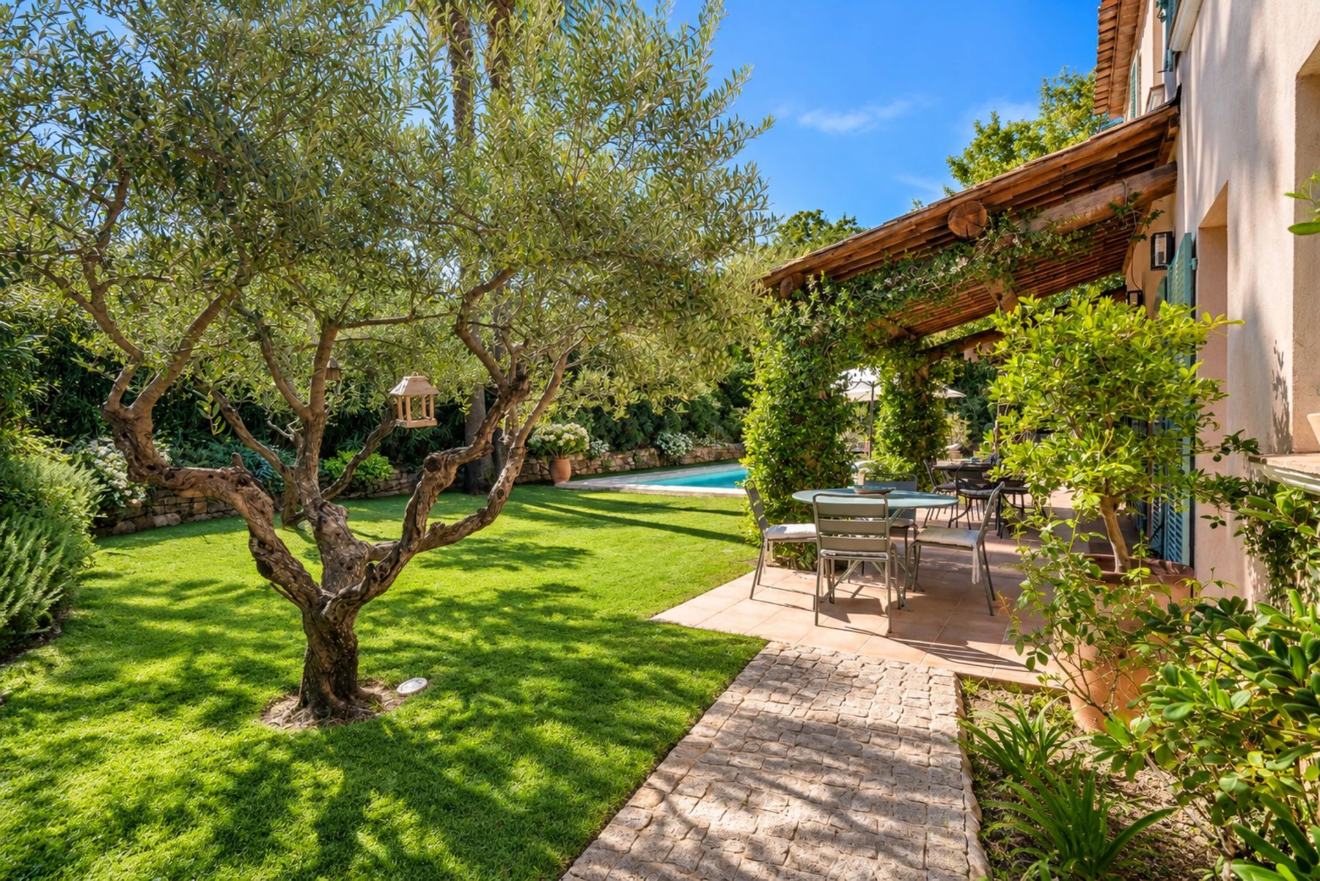 villa 5 Rooms for seasonal rent on Gassin (83580)