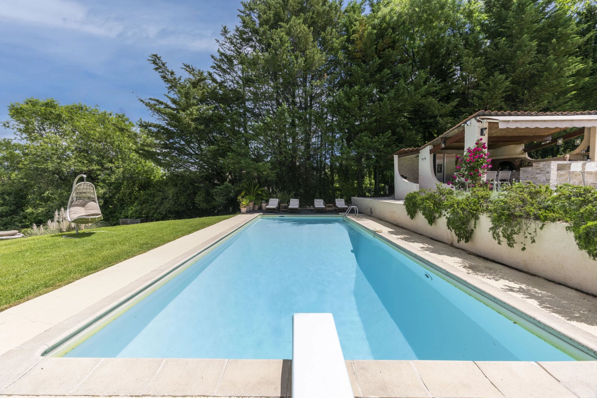 villa 10 Rooms for sale on Roquefort-les-Pins (06330)