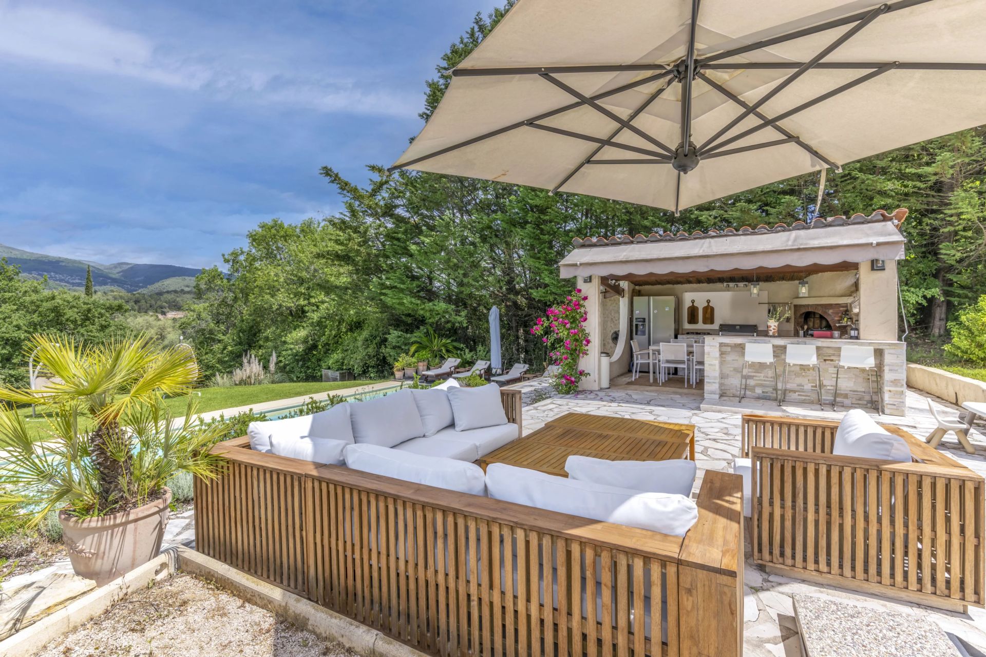 villa 10 Rooms for sale on Roquefort-les-Pins (06330)