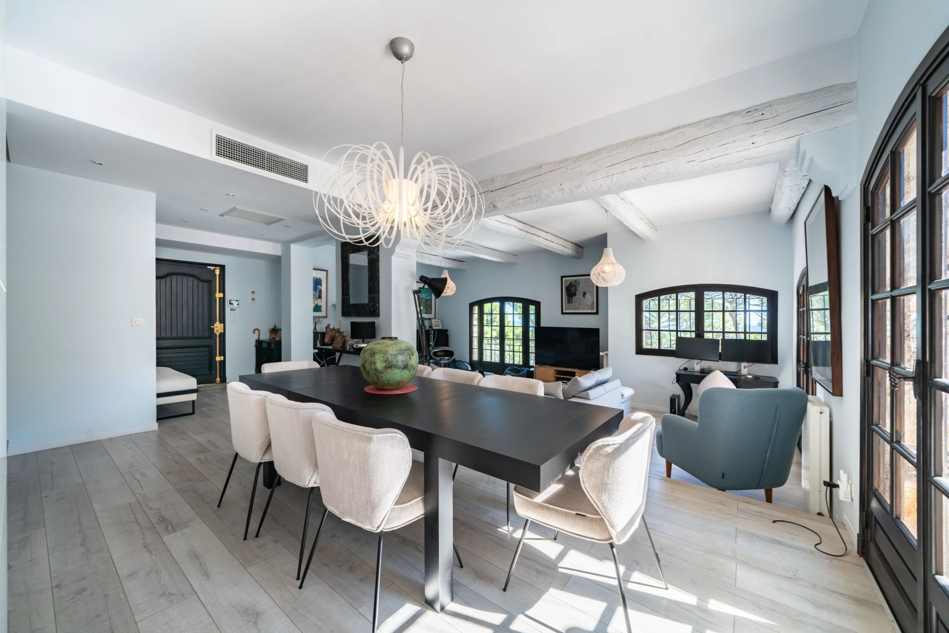 villa 9 Pièces en location saisonnière sur Antibes (06160)