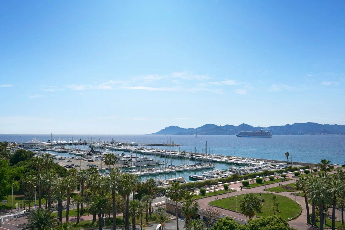 apartment 5 Rooms for sale on Cannes (06400)