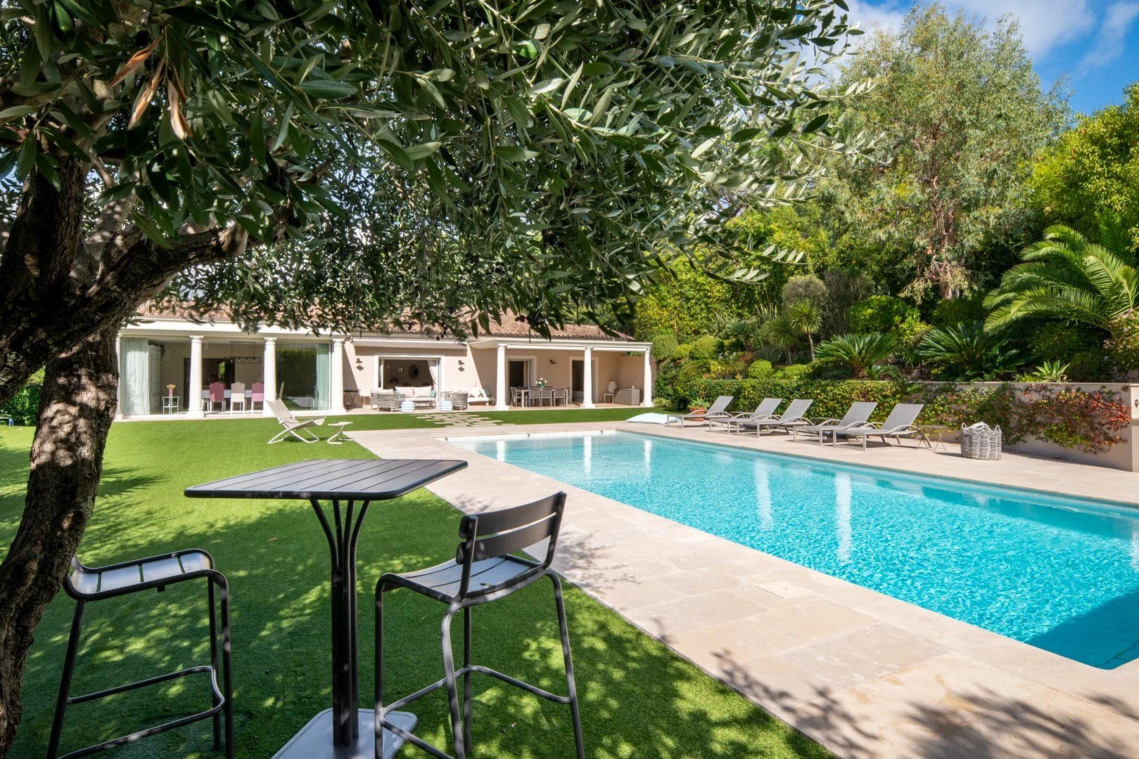 villa 6 Rooms for sale on Mougins (06250)