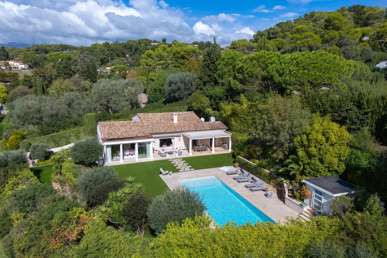 villa 6 Rooms for sale on Mougins (06250)
