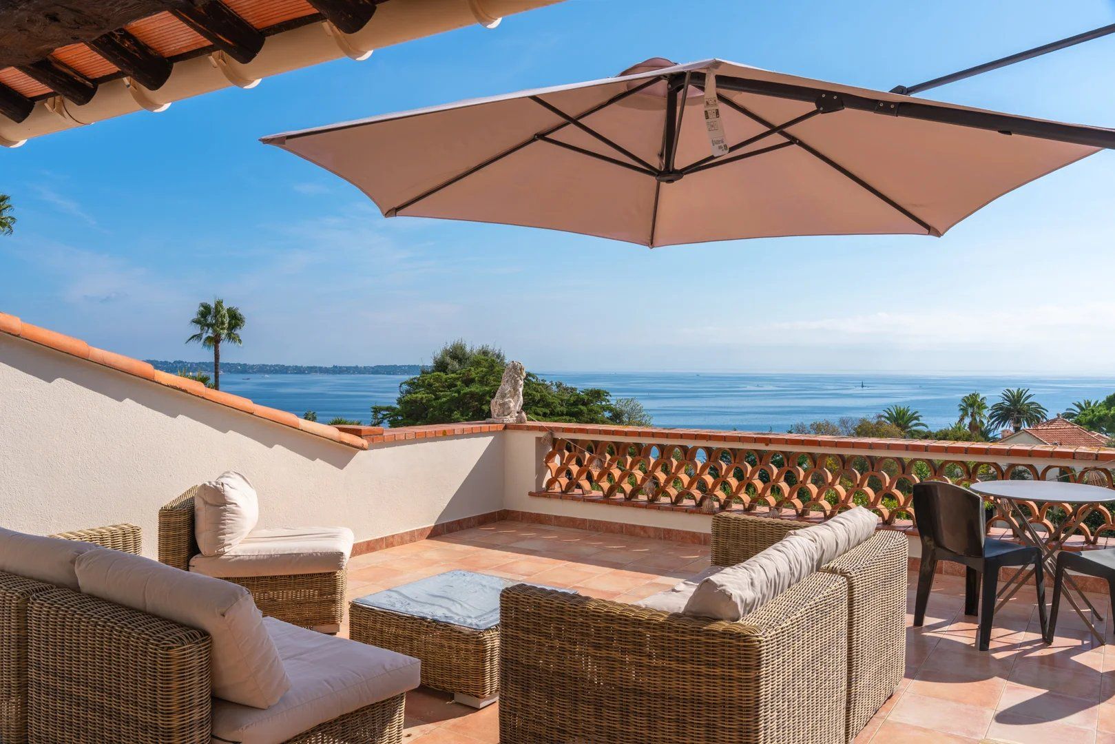 villa 9 Rooms for sale on Vallauris (06220)