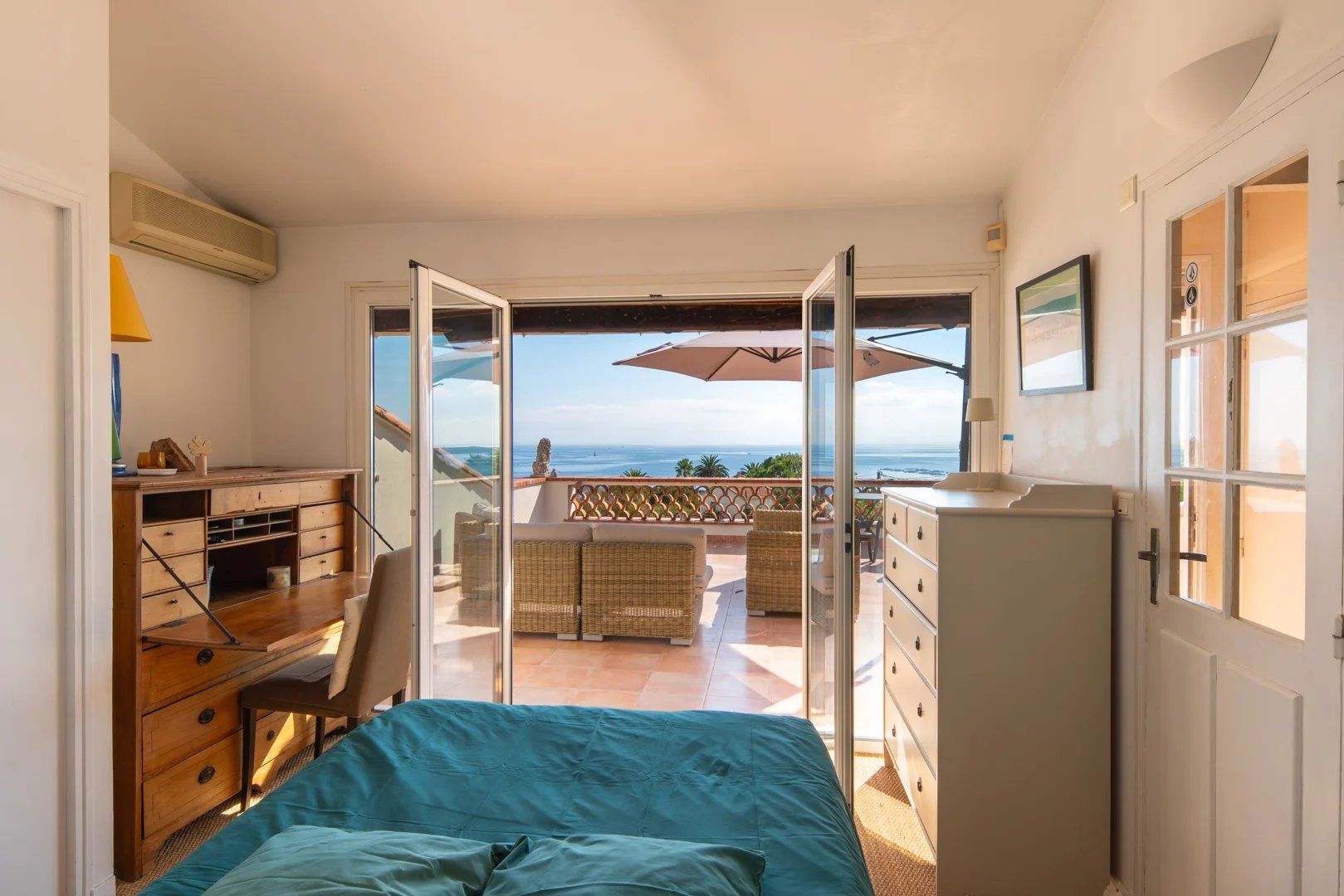 villa 9 Rooms for sale on Vallauris (06220)