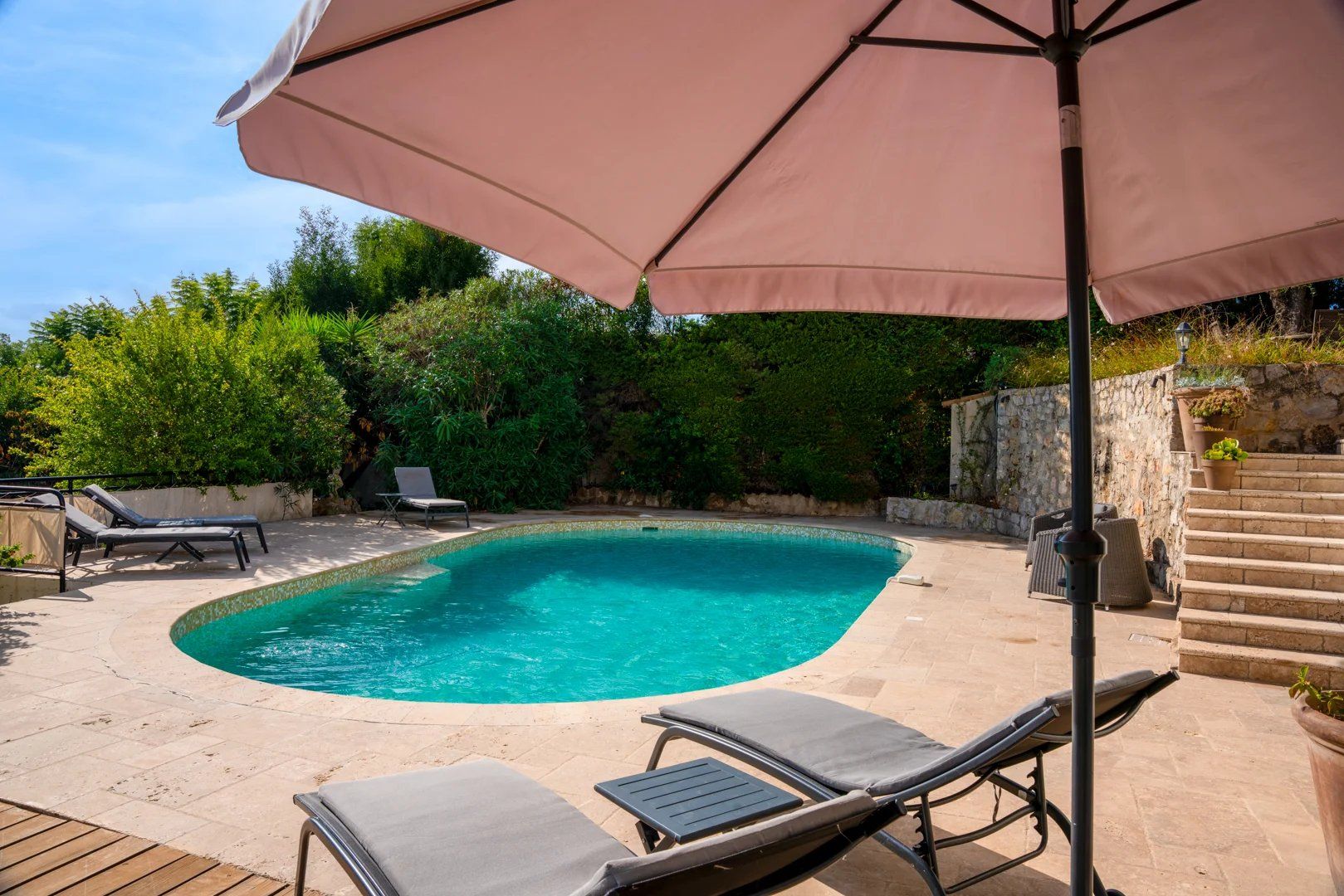 villa 9 Rooms for sale on Vallauris (06220)