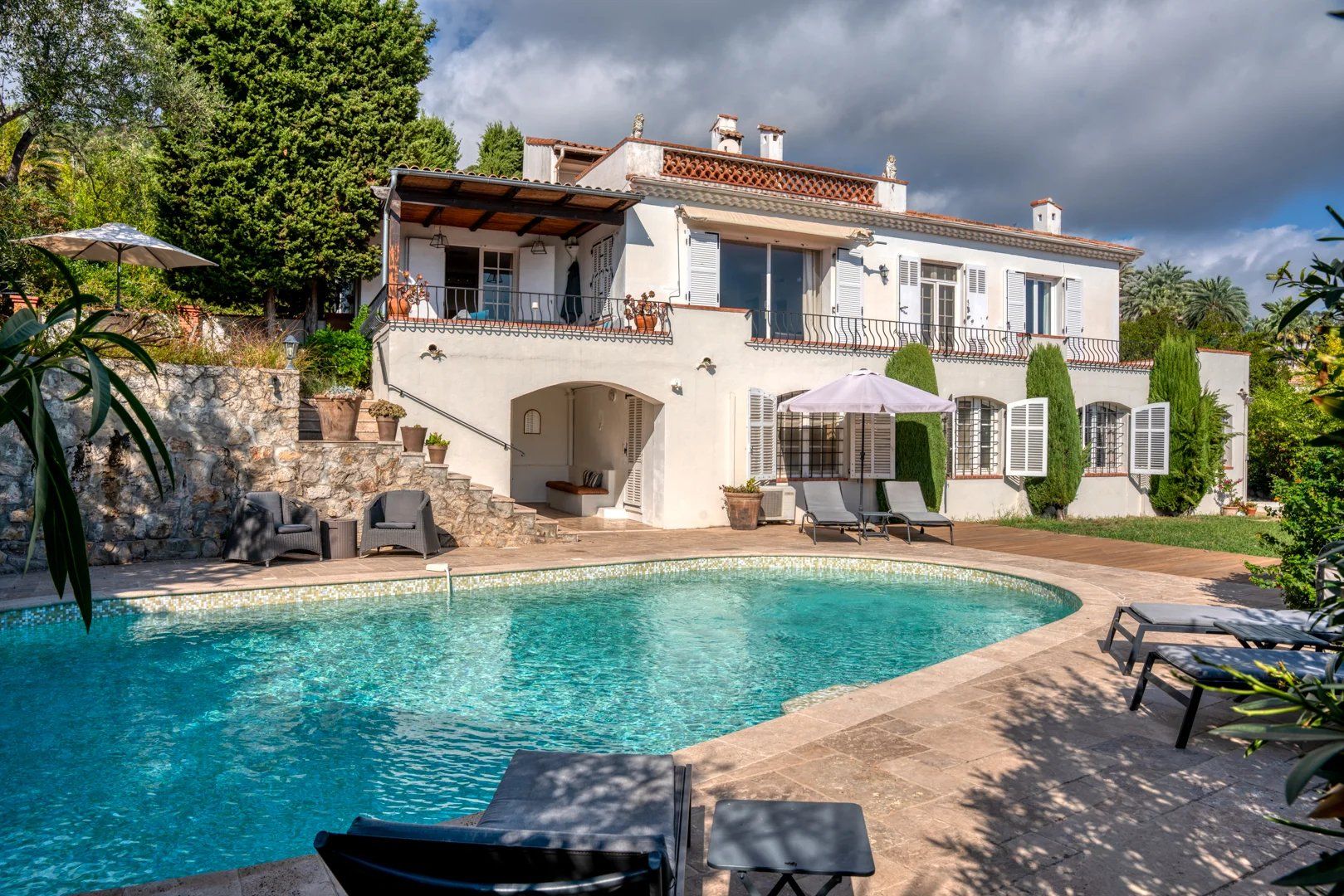 villa 9 Rooms for sale on Vallauris (06220)