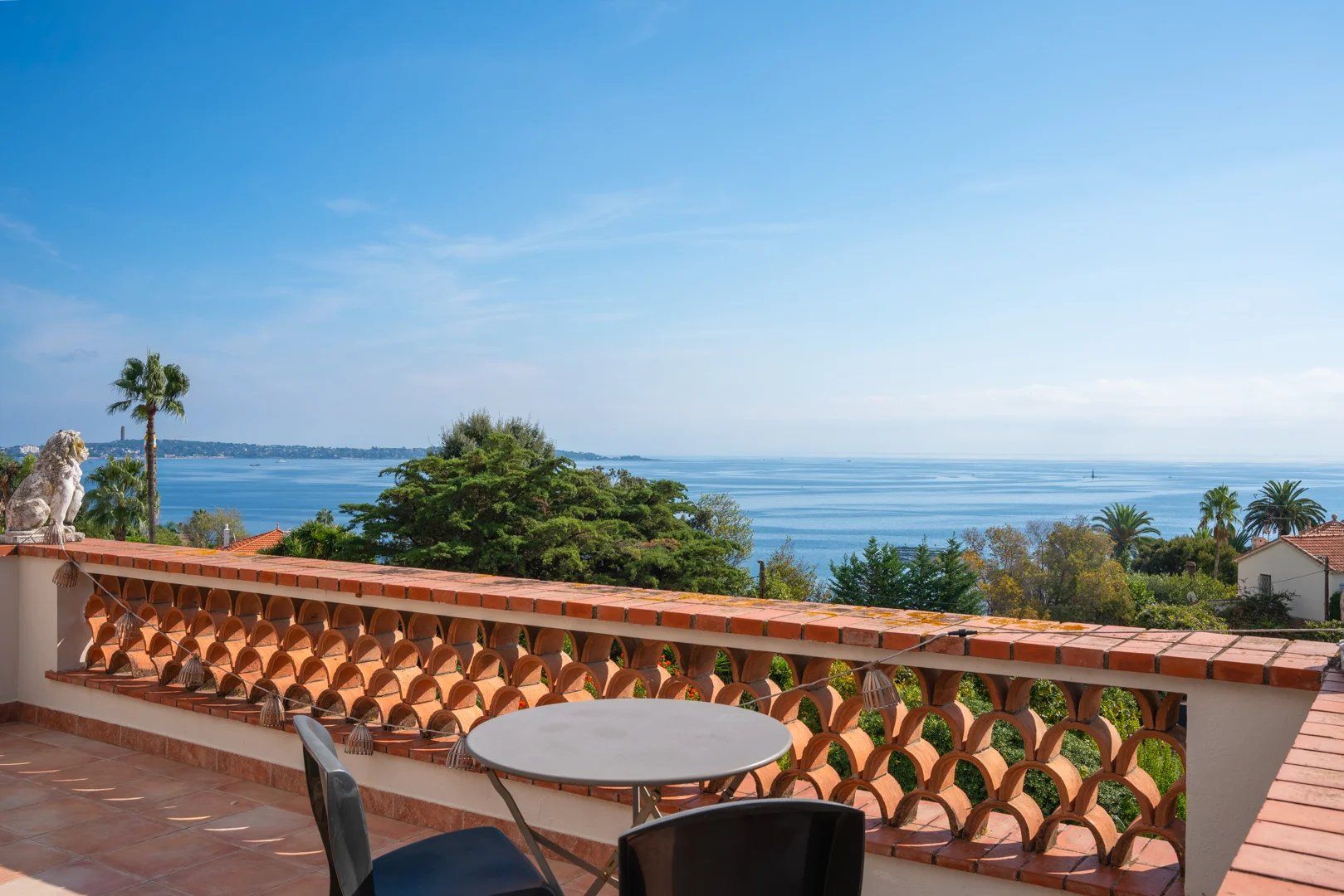 villa 9 Rooms for sale on Vallauris (06220)